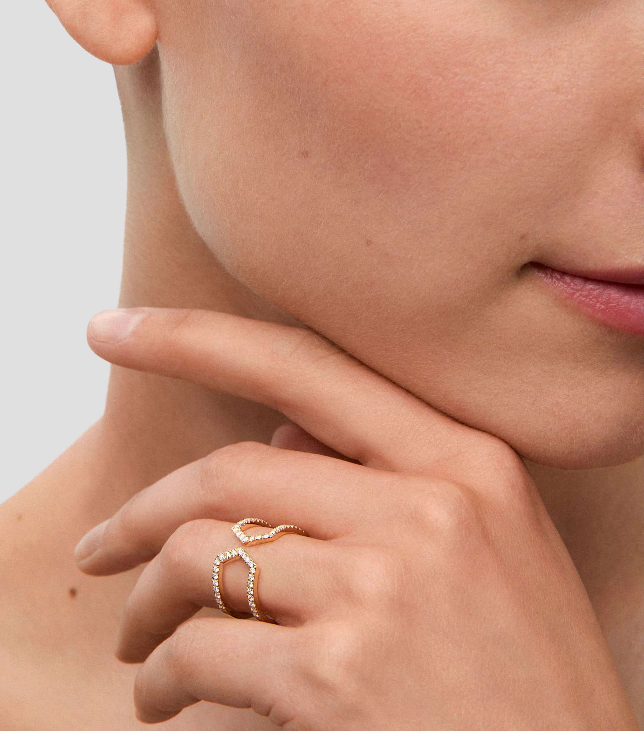 Anillo en Oro amarillo de 18 Kilates con 46 diamantes en talla brillante Mujer