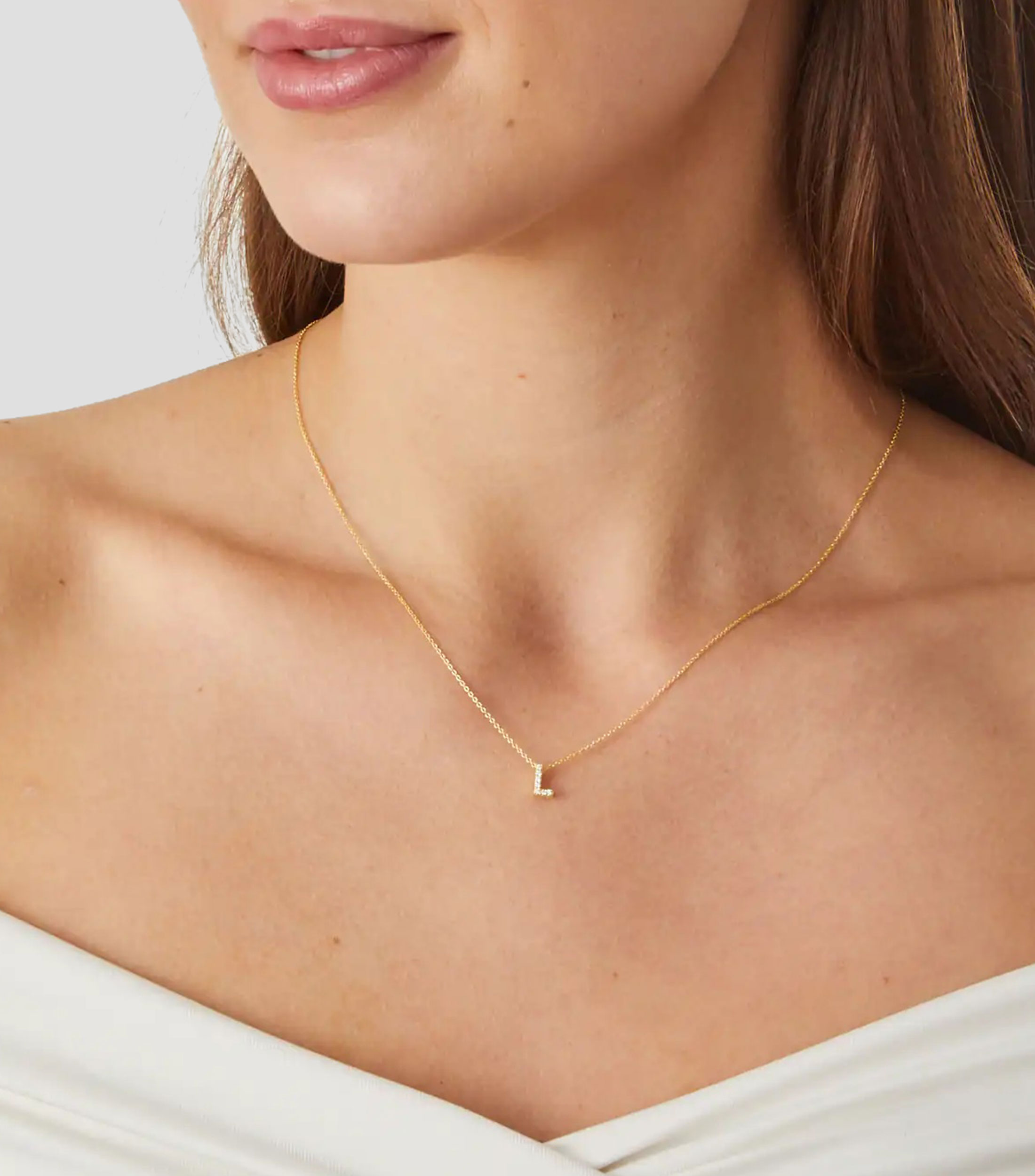 Collar en Oro amarillo de 18 Kilates letra L con diamantes Mujer