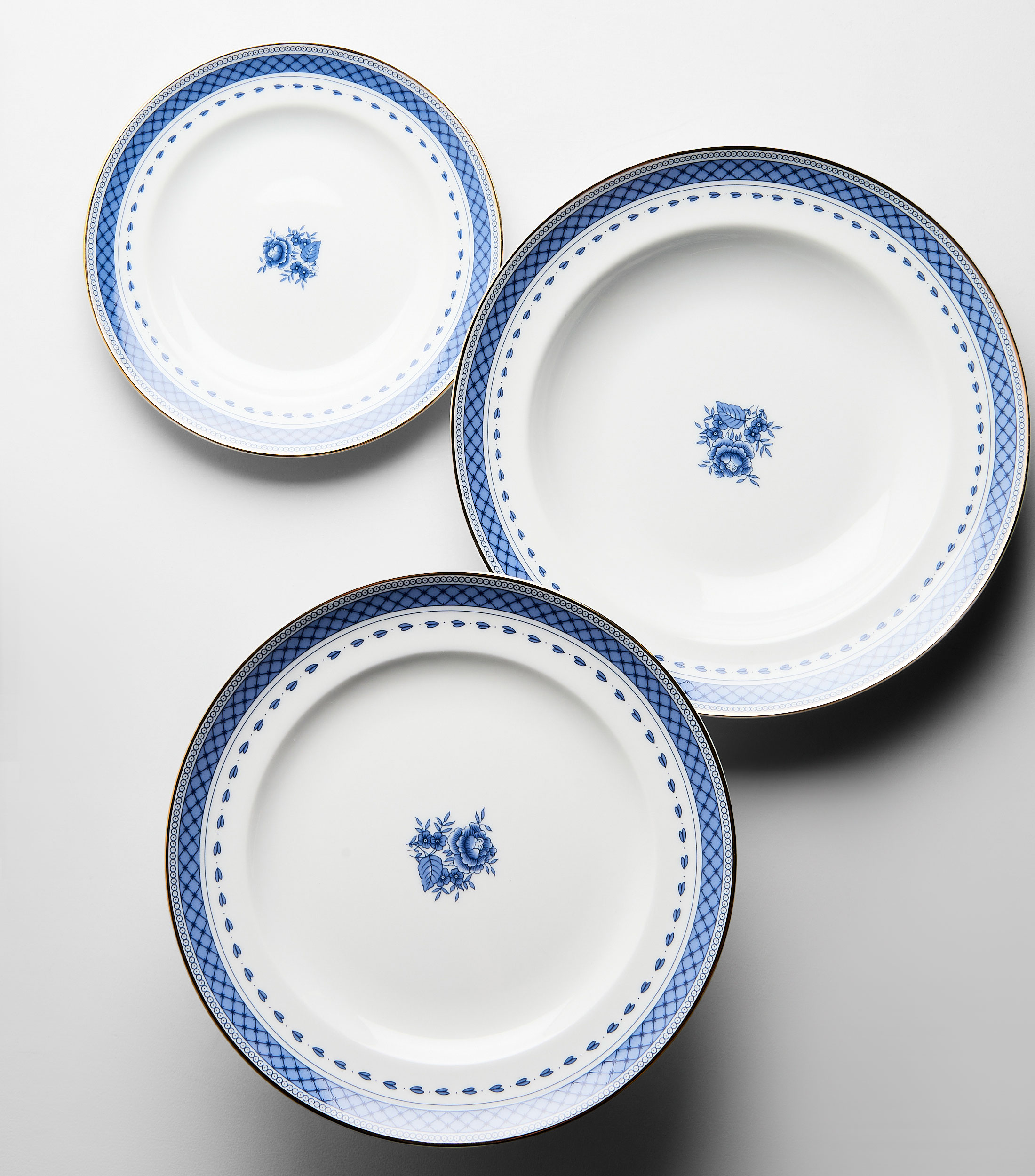 Plato hondo con flores azules