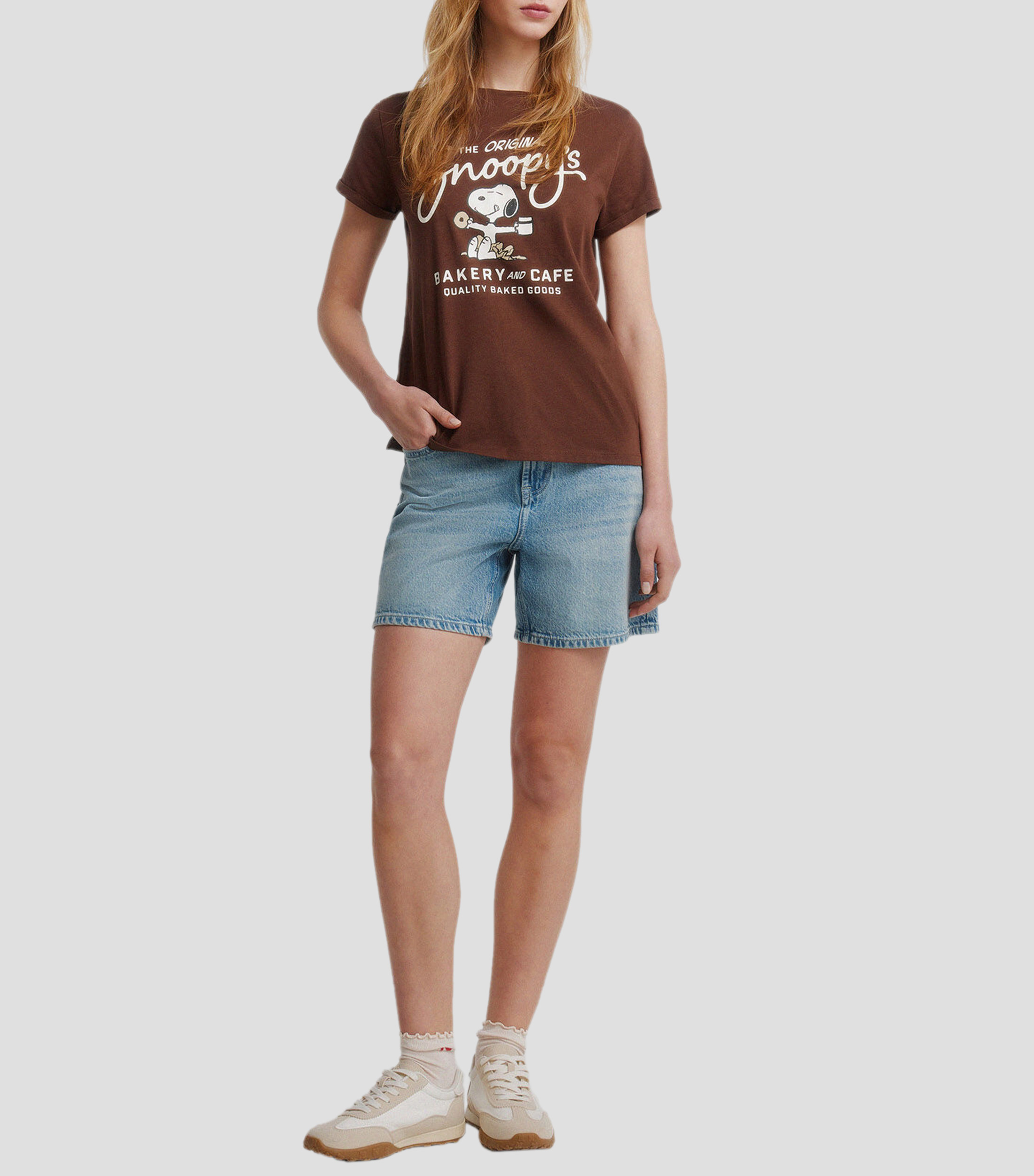 Playera cuello redondo manga corta estampada Snoopy Mujer