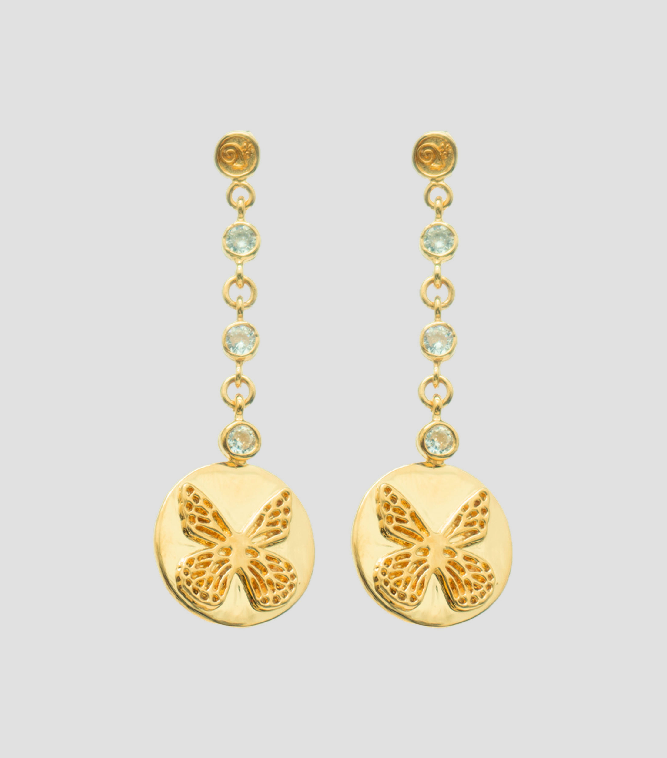 Aretes en forma de moneda con mariposa monarca grabada y zirconias Mujer
