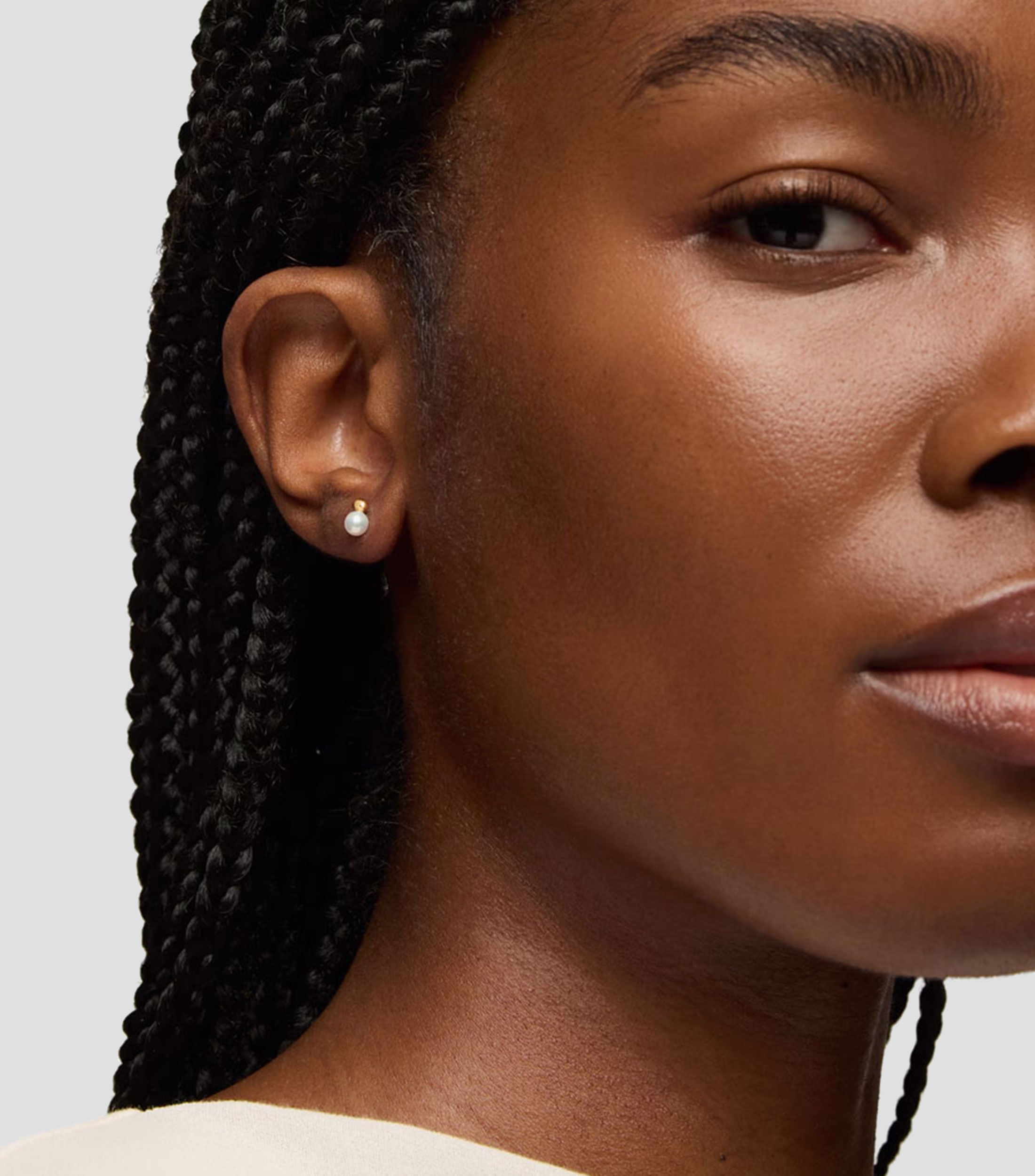 Aretes en oro amarillo de 18 kilates con perlas Basics Mujer