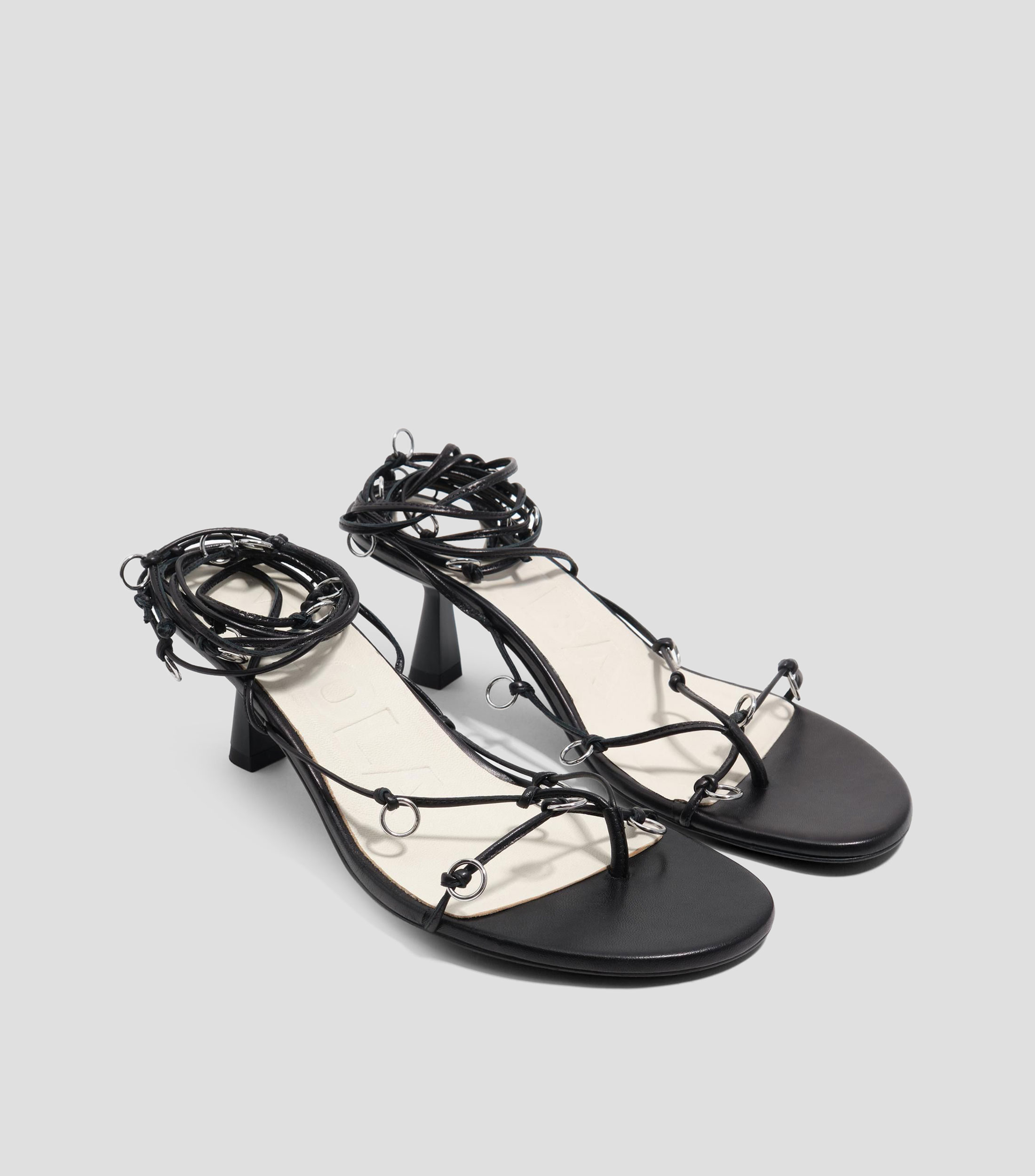 Sandalias tacón piel y piercings Mujer
