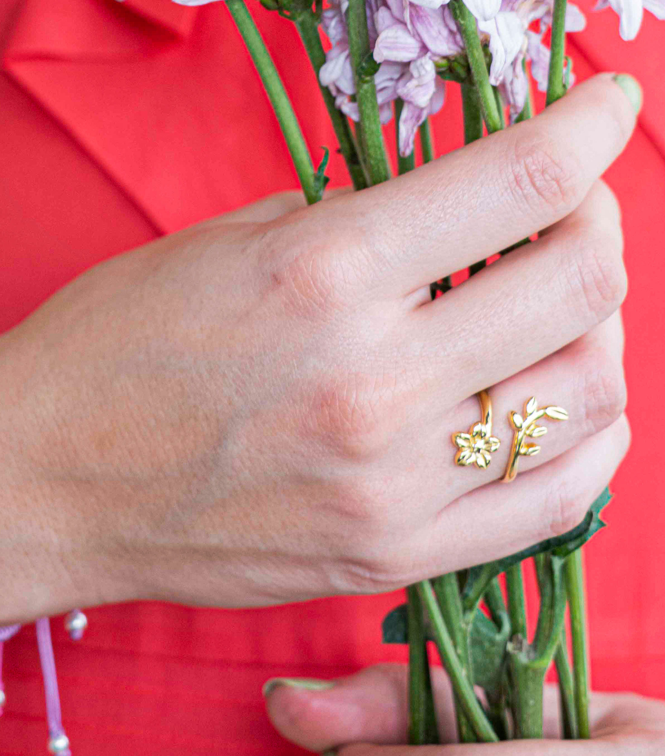 Anillo Cruzado Flor con Hojas Dorado Mujer