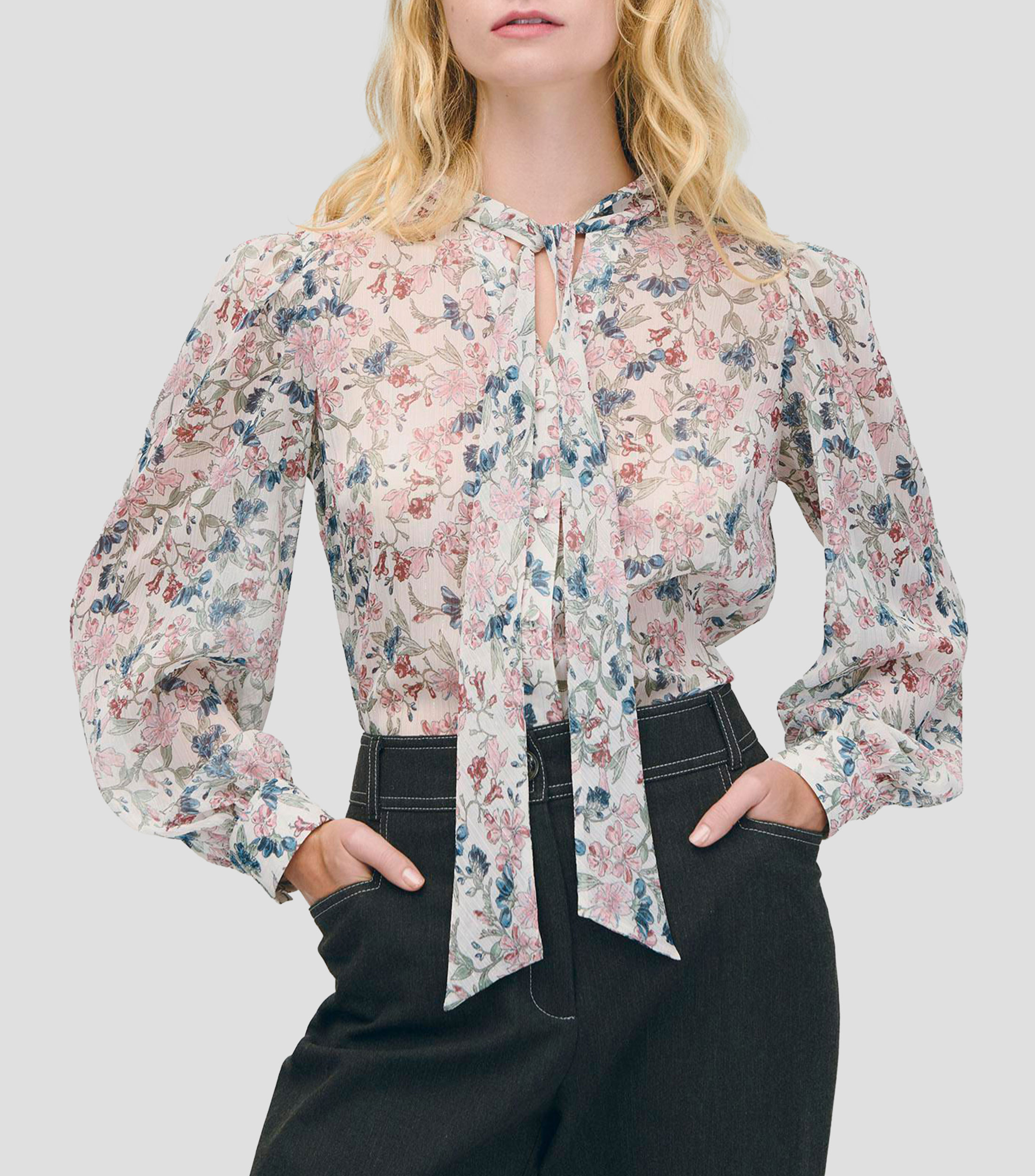 Blusa chifón floral con lúrex y corbatín Mujer