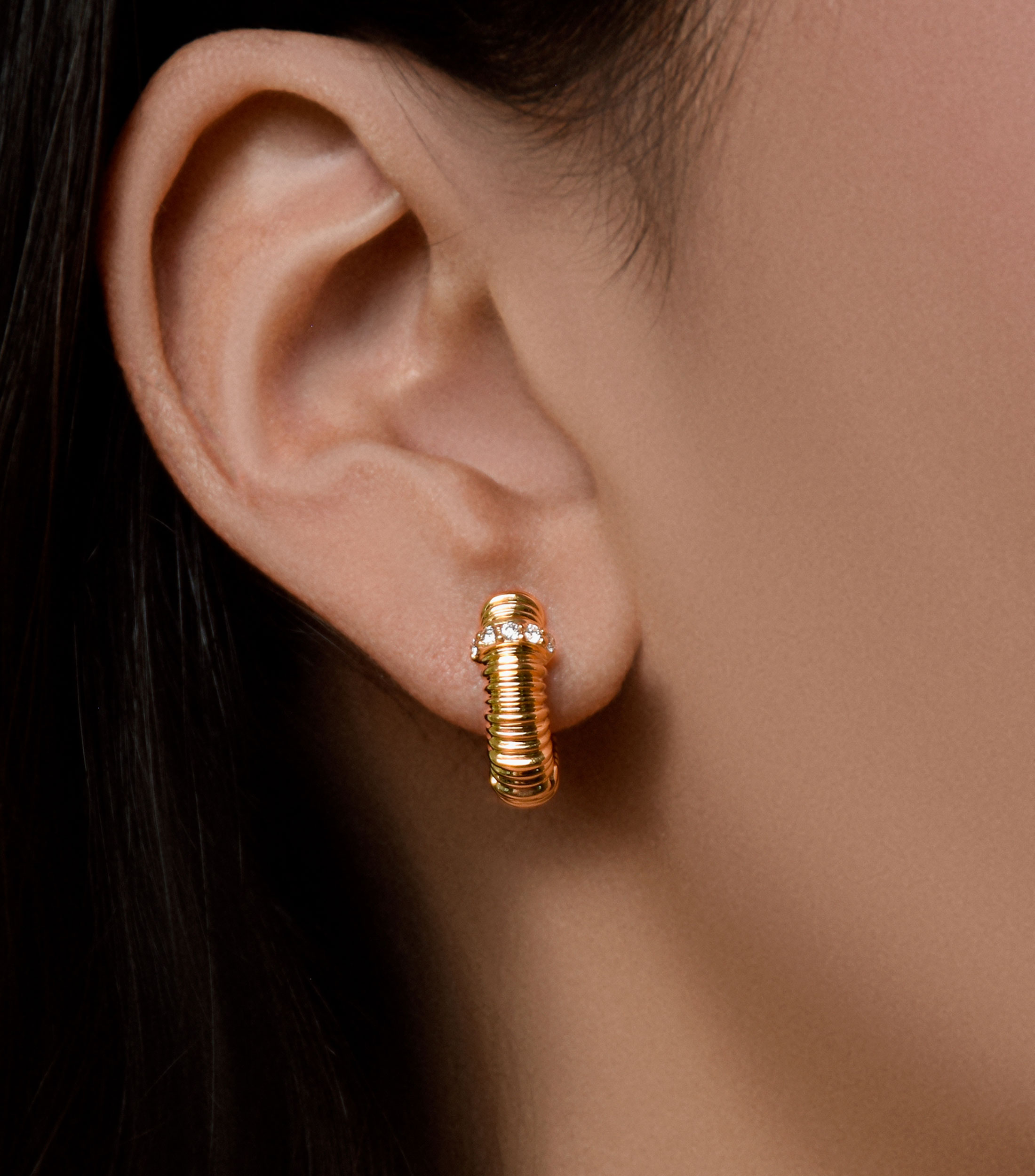 Aretes en oro amarillo de 14 kilates con diseño moderno con diamantes Mujer
