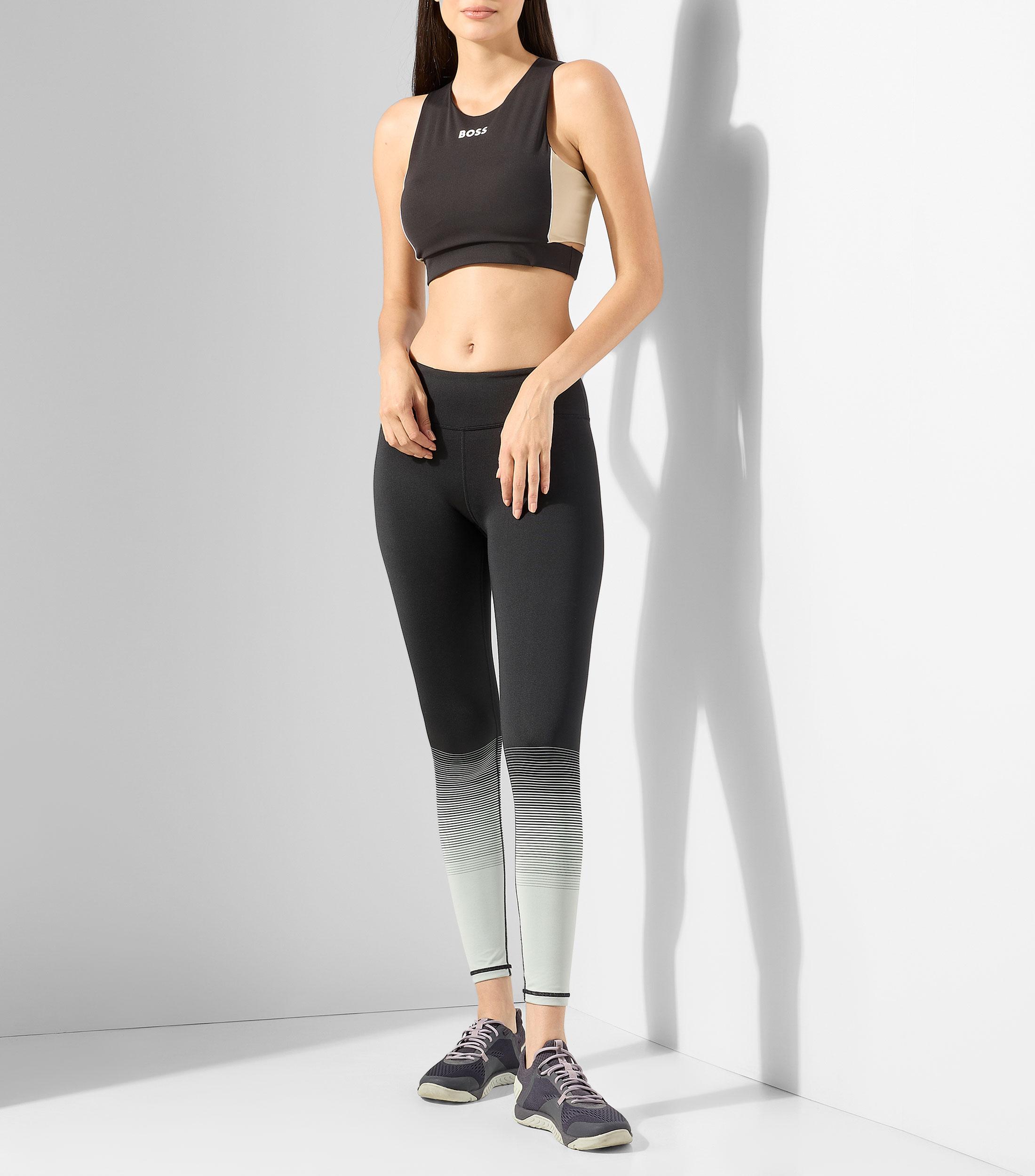 Top deportivo en interlock elastico con detalles de aberturas Mujer