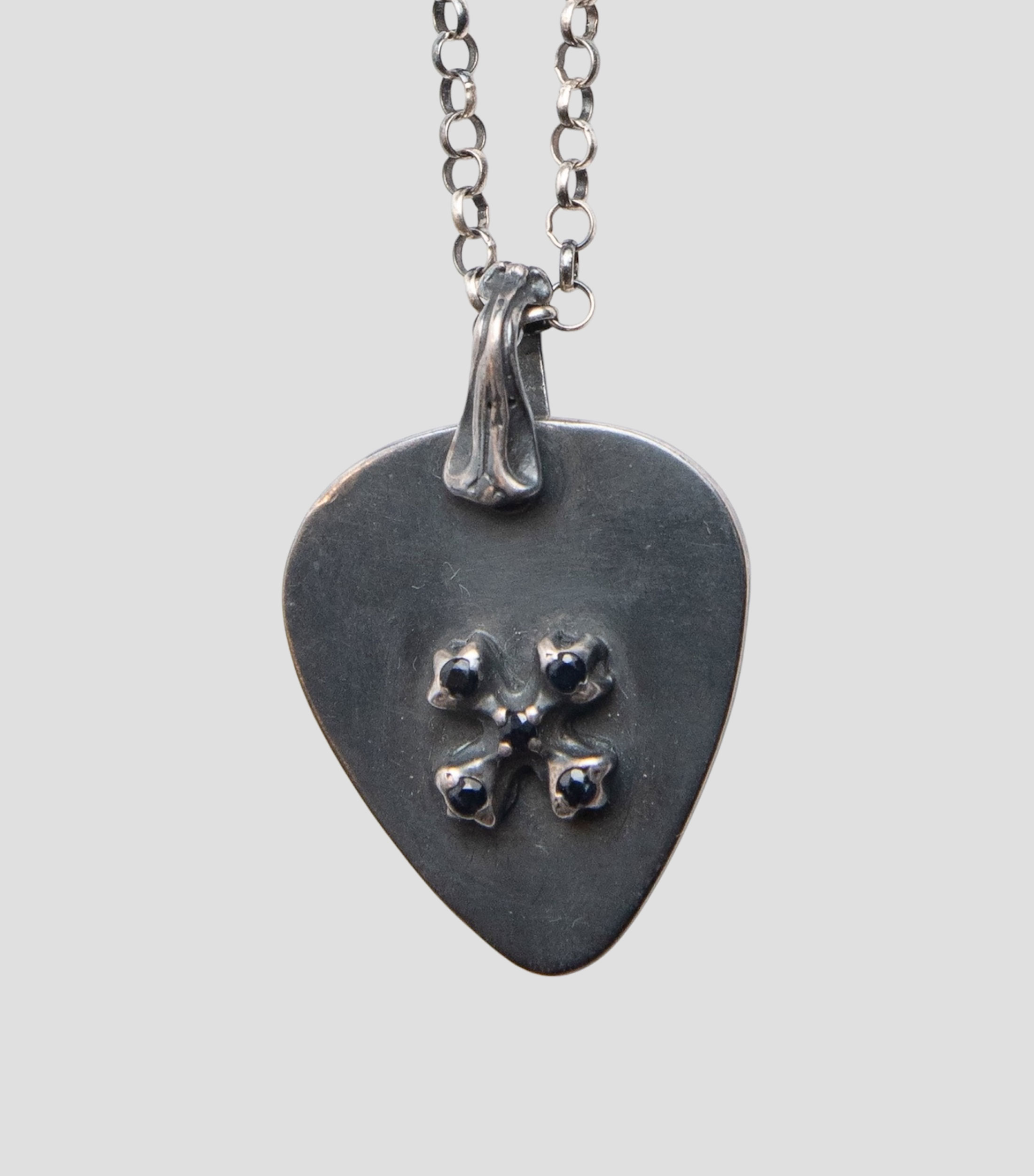 Dije Pluma de guitarra con cruz en plata Unisex