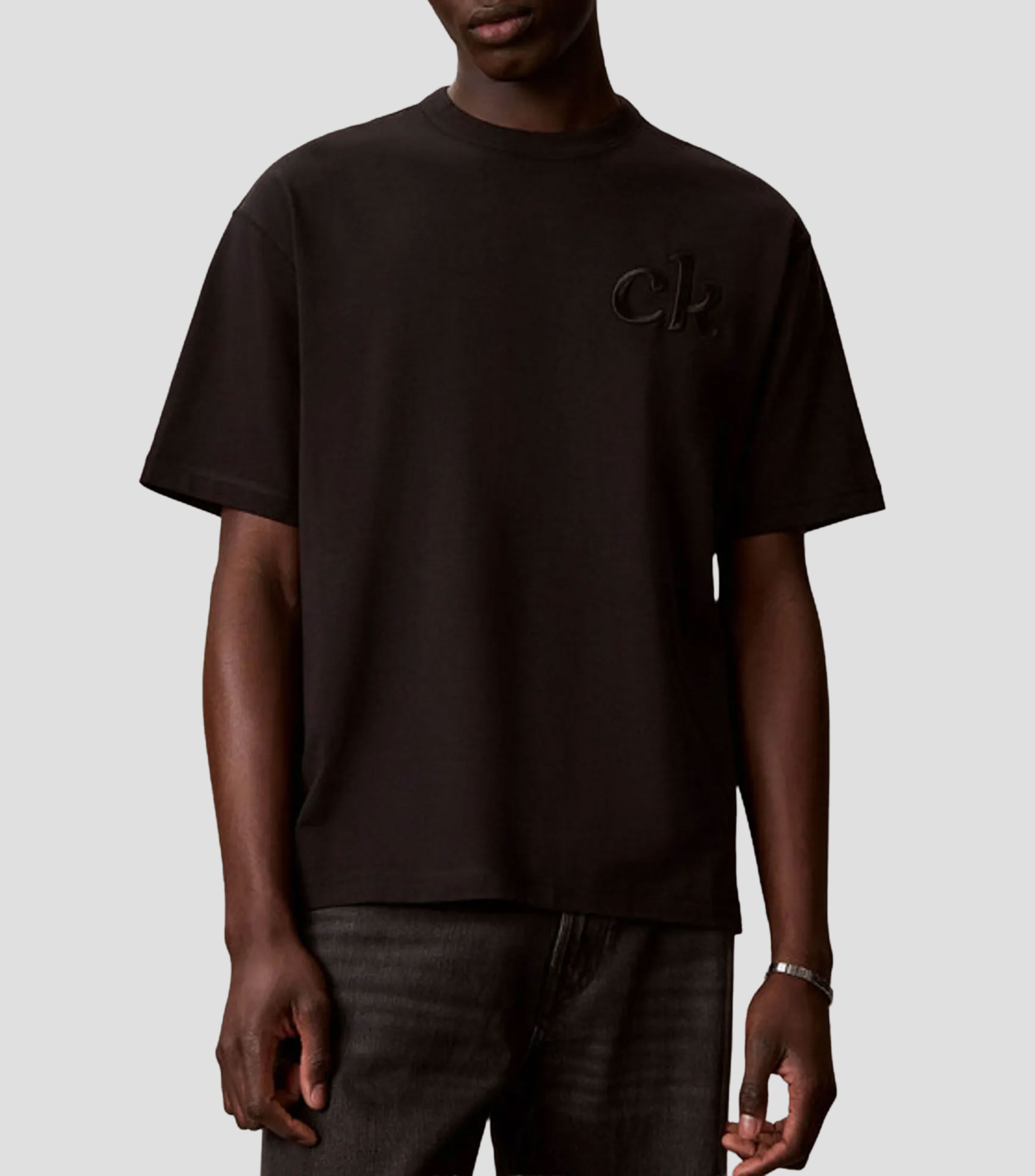 Playera cuello redondo manga corta bordado sólido Hombre