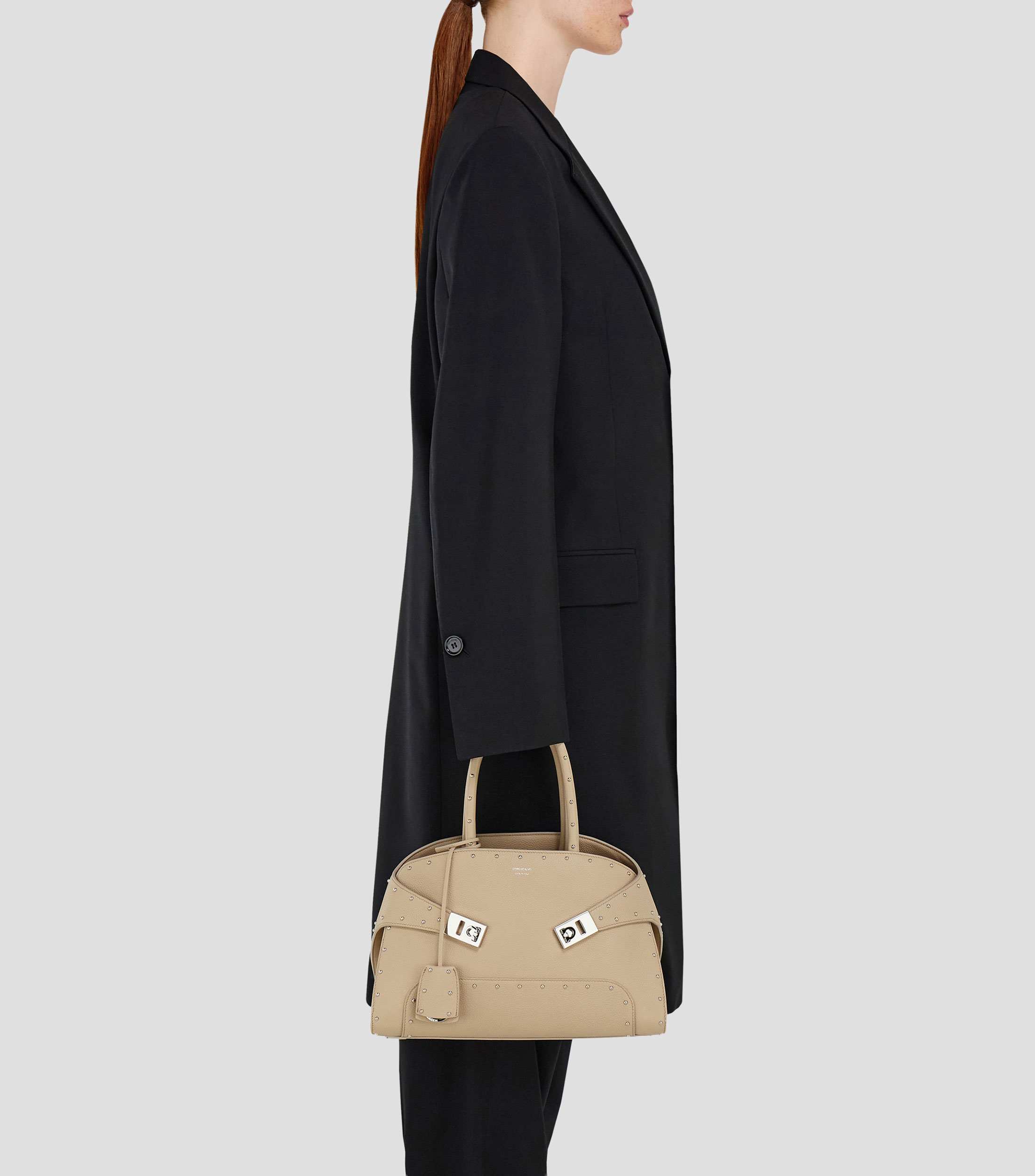 Bolsa de mano Hug con tachuelas (M)