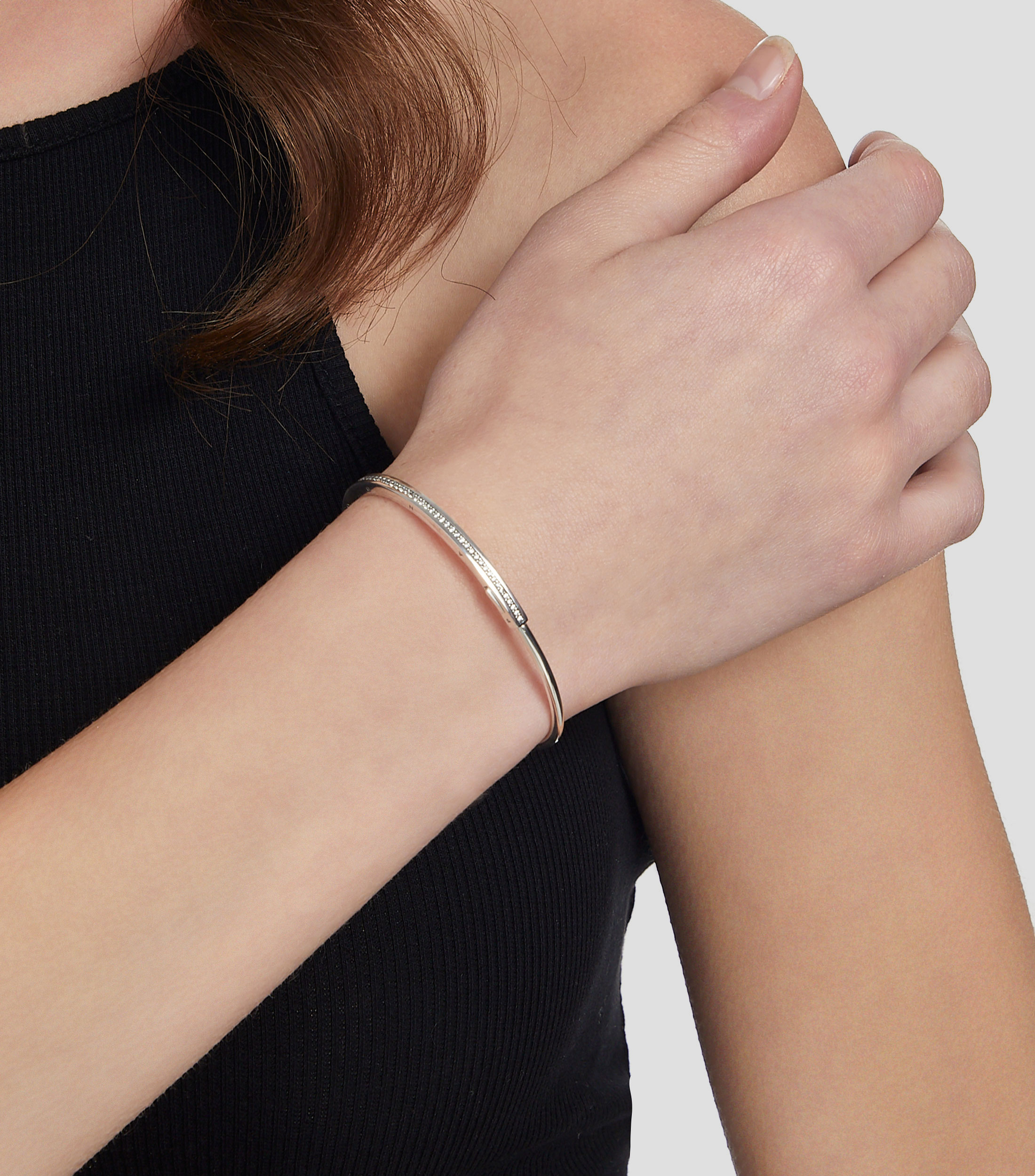 Brazalete Rígido en Plata I-D Pandora Signature con Zirconias Cúbicas Mujer