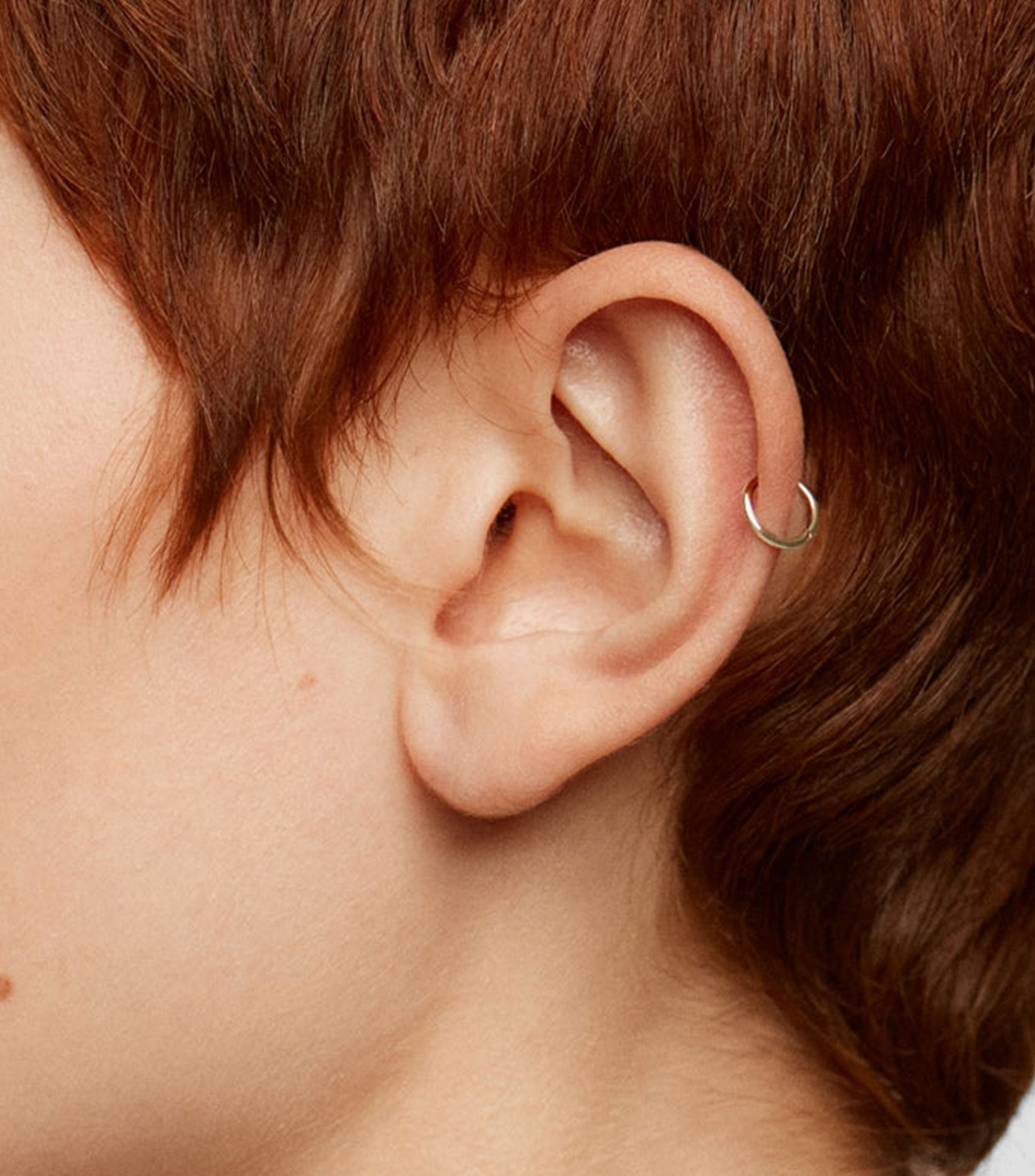 Arete en Oro amarillo de 9 Kilates Goldie Small Huggie Mujer