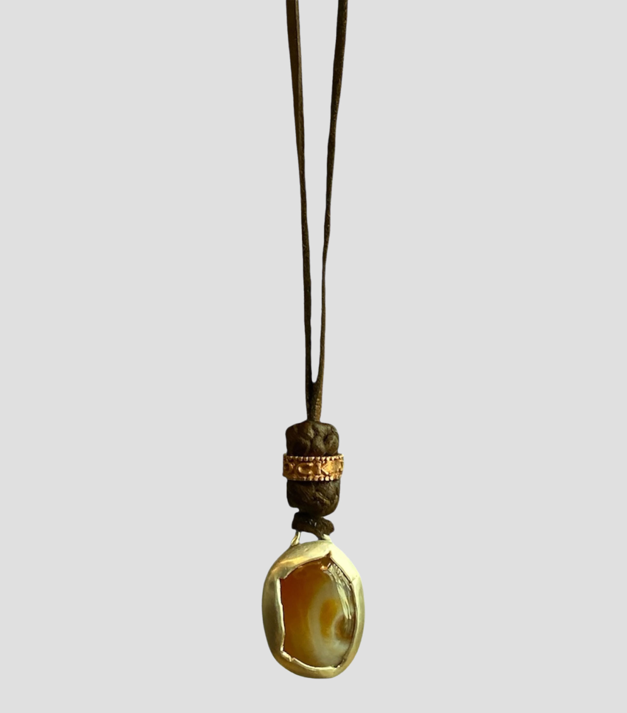 Collar con incrustacion de agata a contraste Hombre