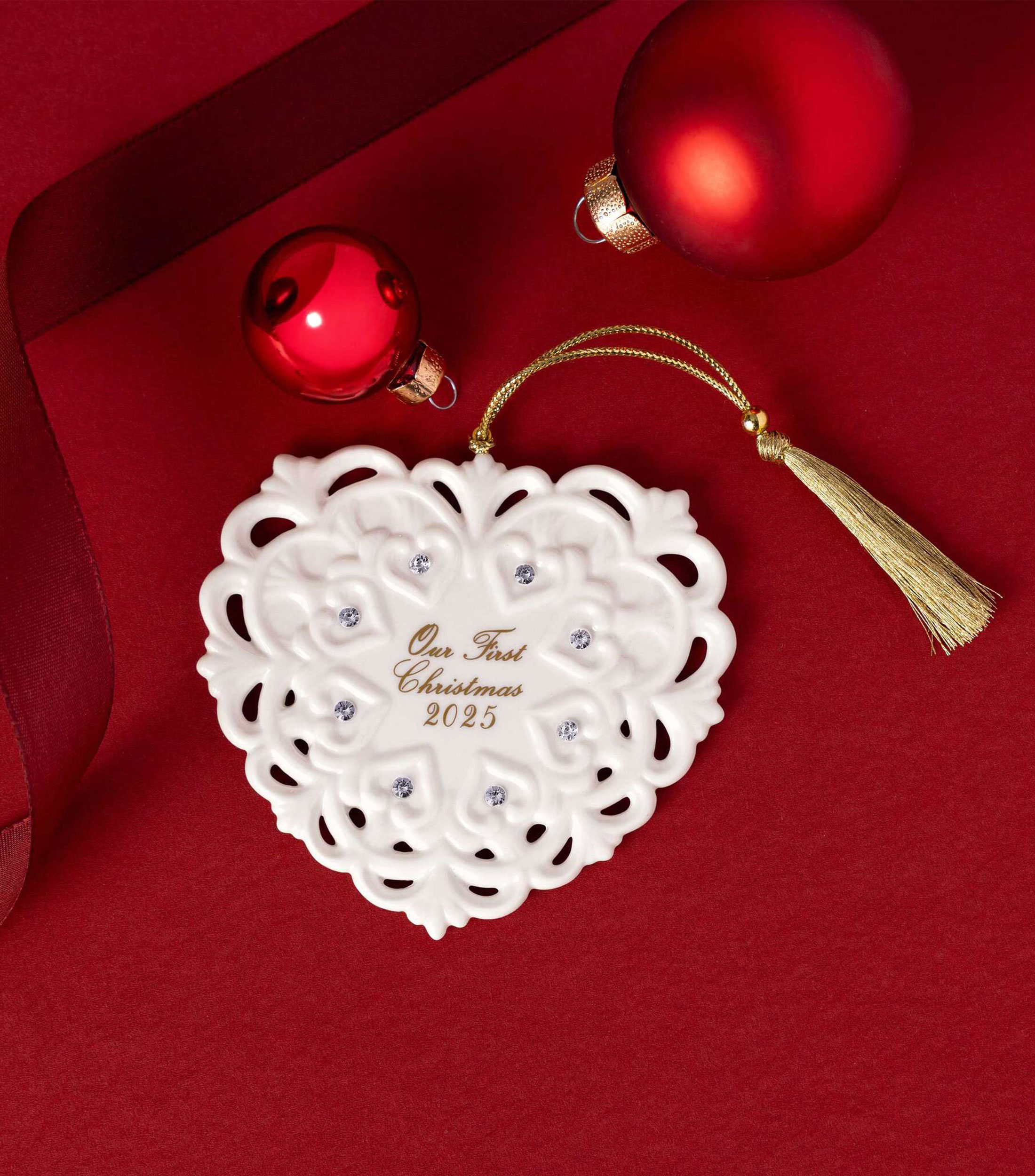 Ornamento navideño, Corazón 2025 Christmas Classics en porcelana