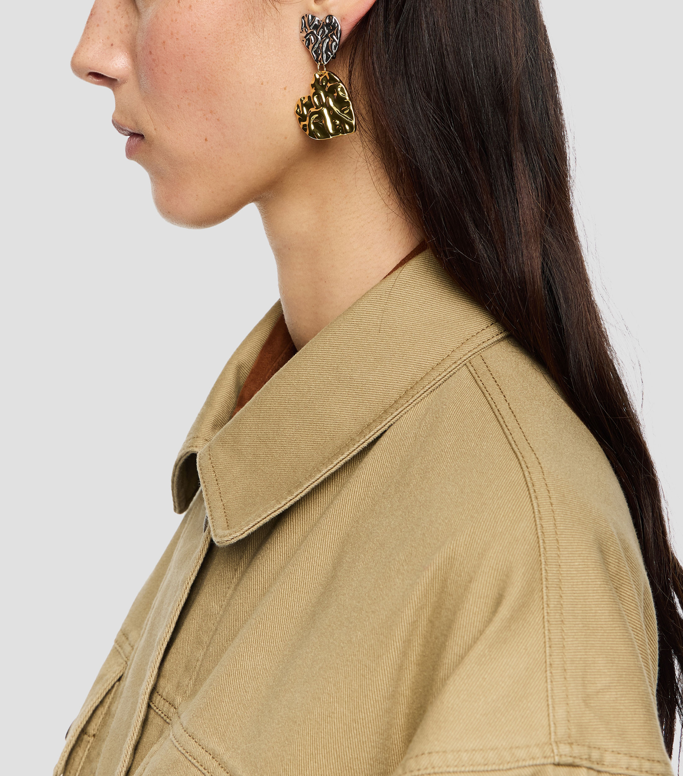 Aretes corazones con texturas bicolores Mujer