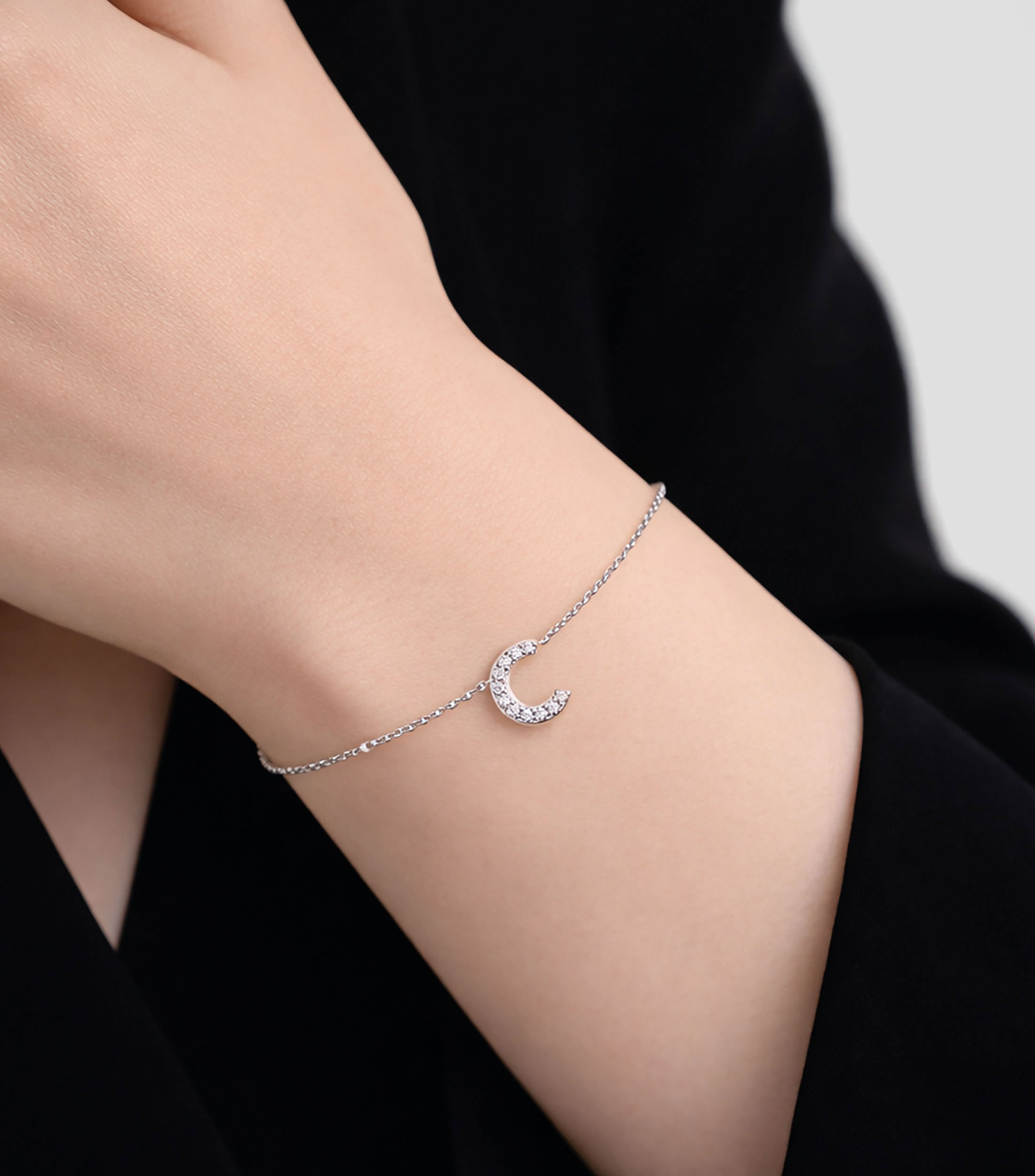 Pulsera en Oro 18 Kilates con Letra C Diamantes Mujer