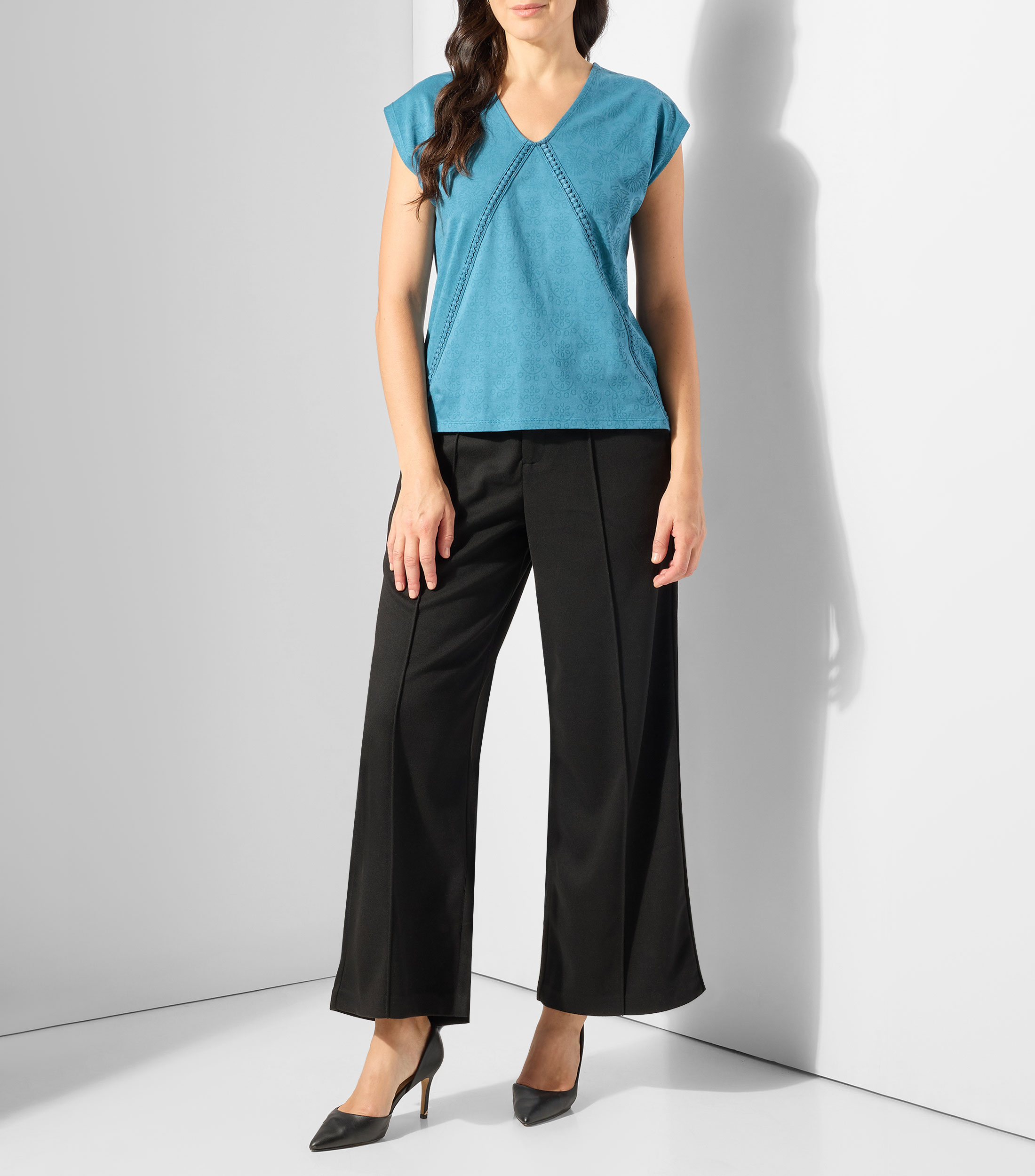 Playera cuello V sin mangas estampada Mujer