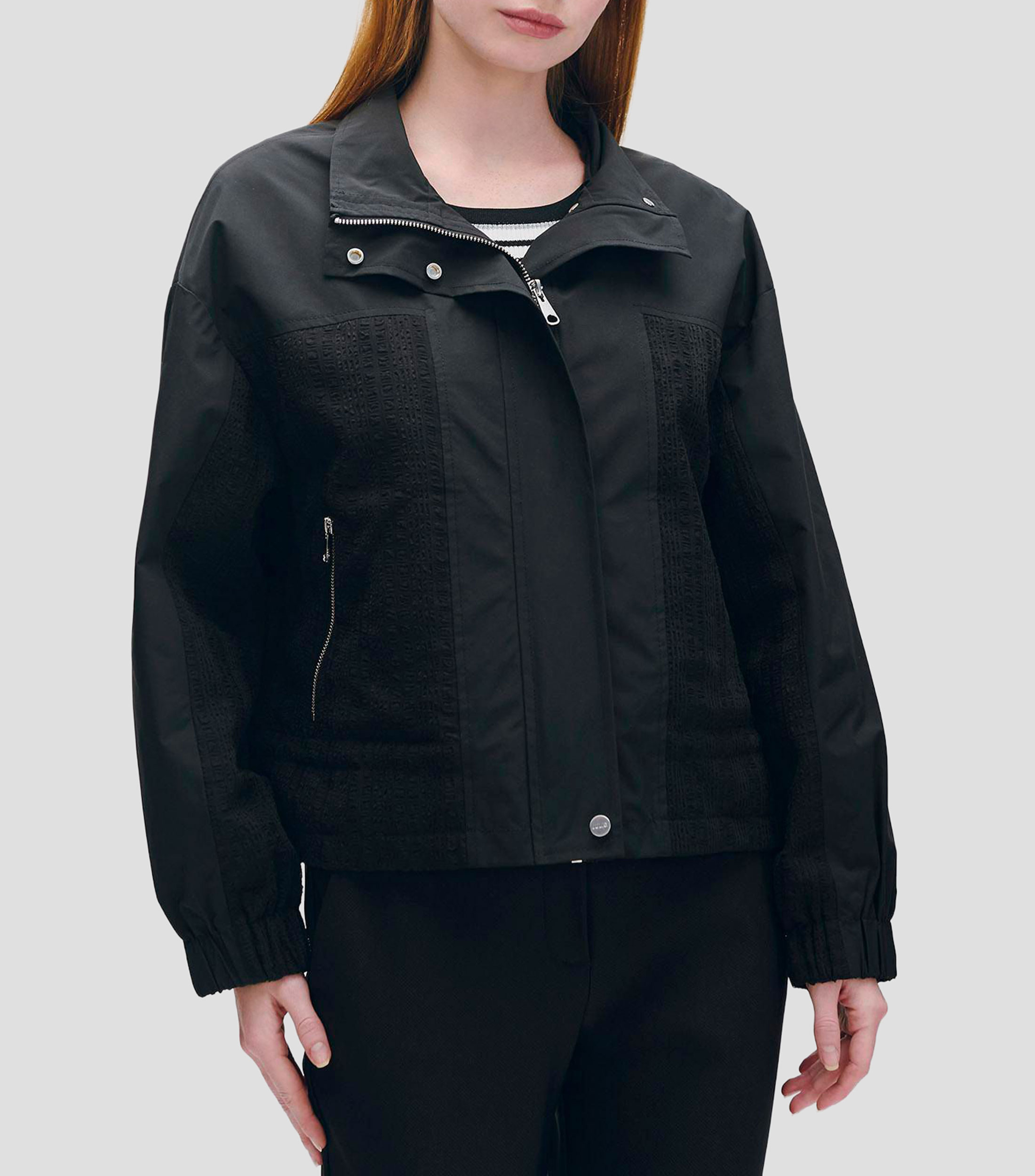 Chamarra Parka Corta Negra en Combinación Doble Cuello Alto Mujer