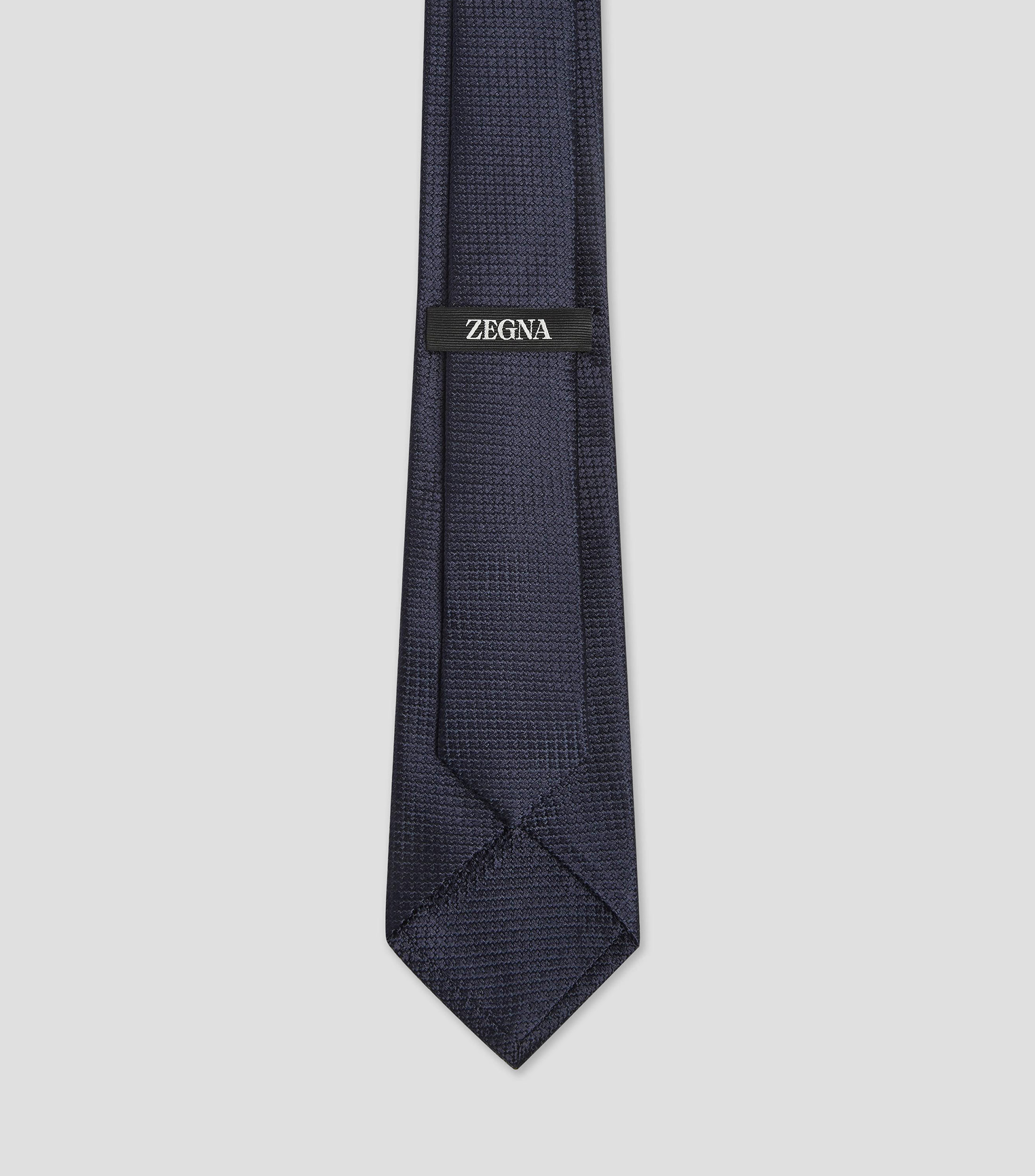 Corbata ancha de seda azul oscuro con jacquard