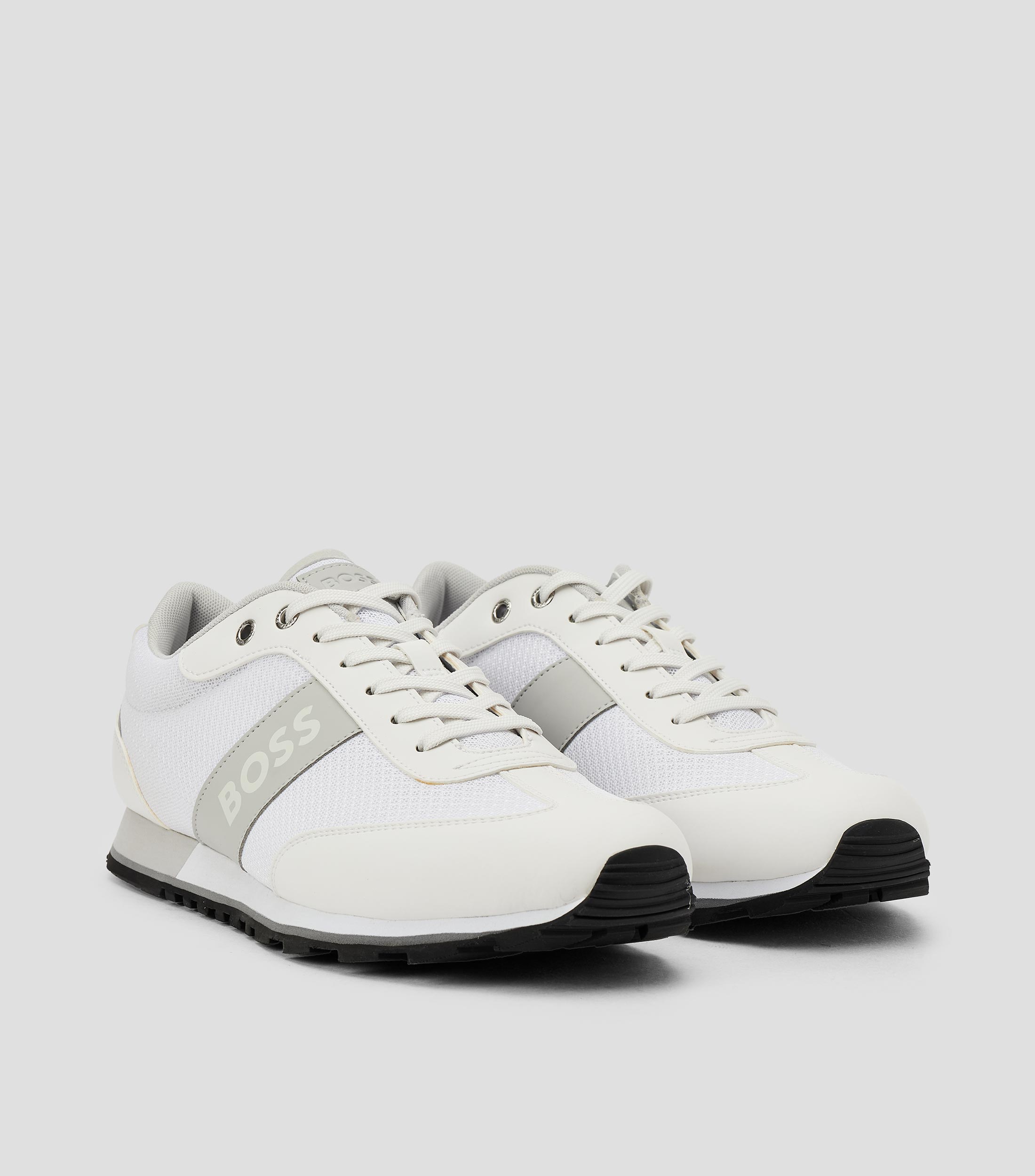 Tenis con malla y detalle de la marca Hombre