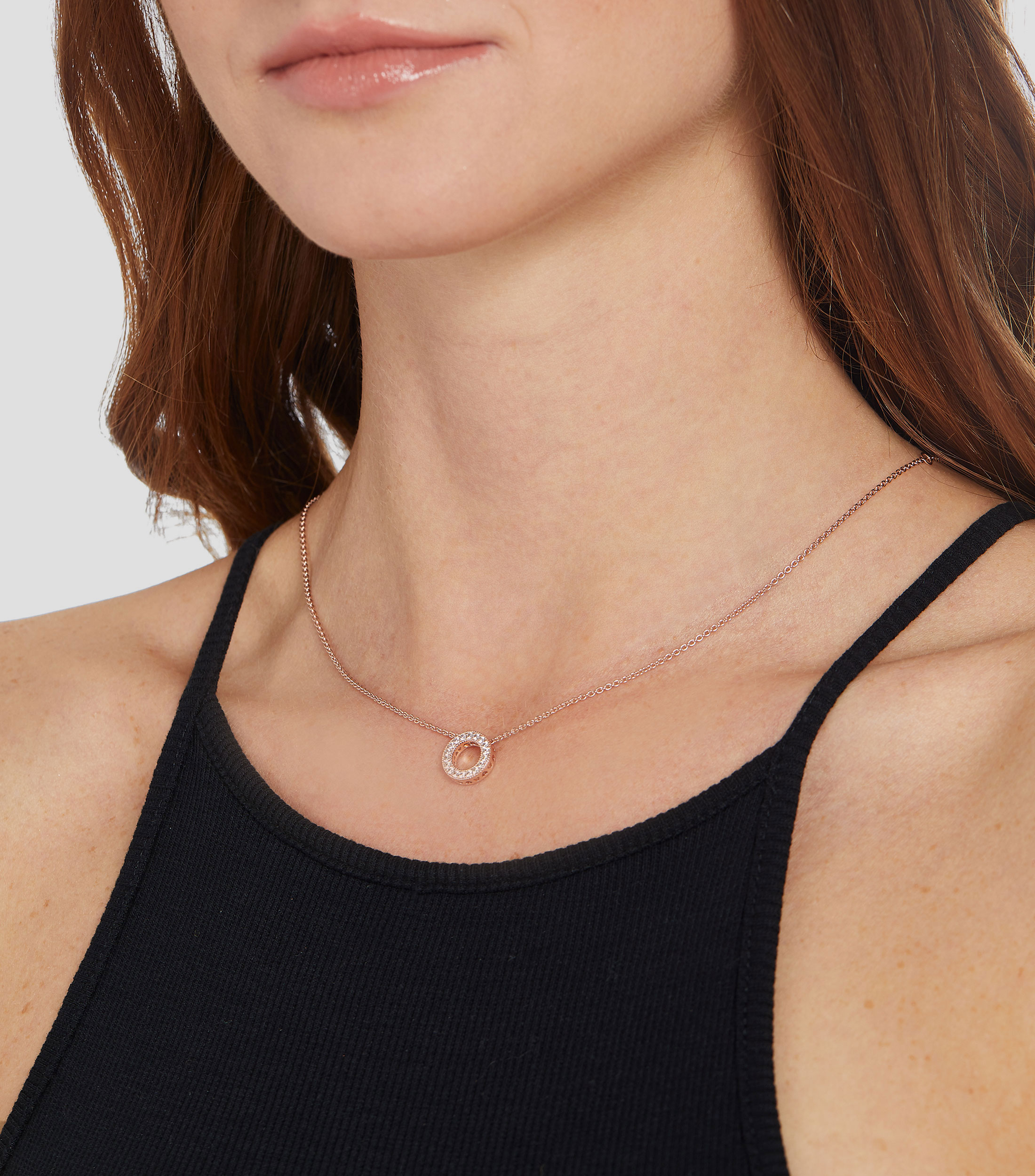 Collar con dije circular en pata con zirconias Signature Mujer