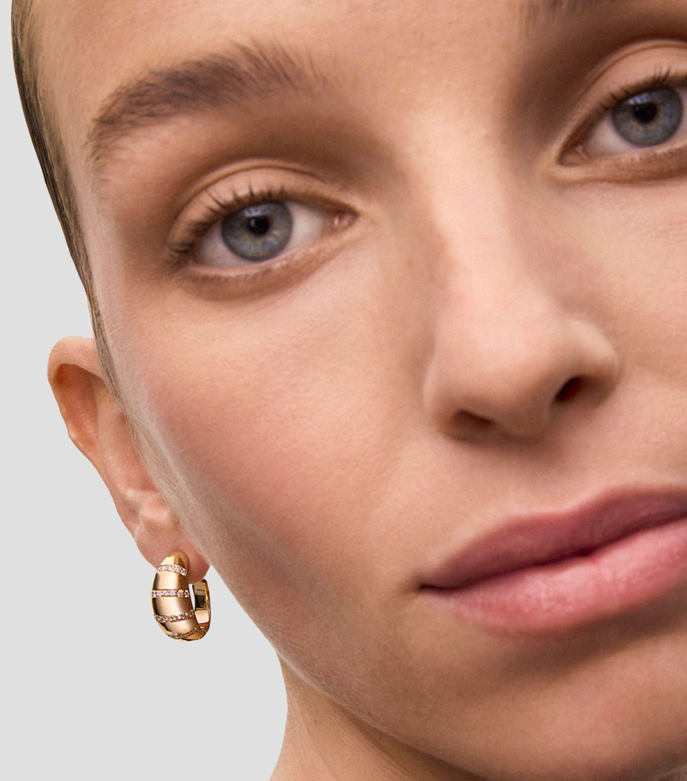 Aretes de aro en oro amarillo de 18 kilates con pavé de diamantes en talla brillante Mujer