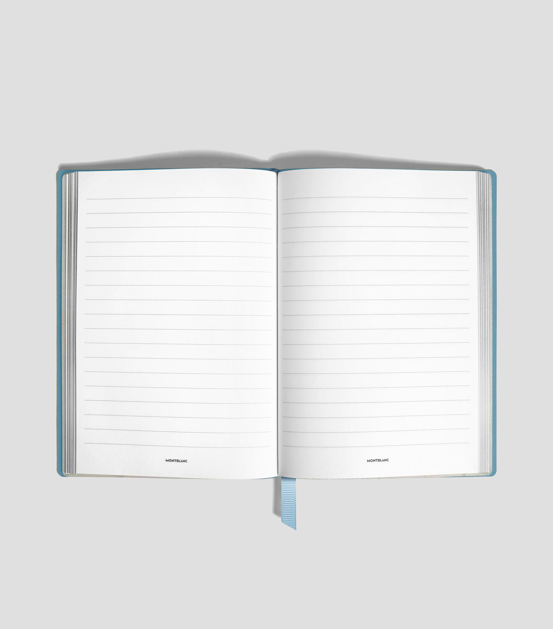 Cuaderno mediano con cubierta azul claro y hojas rayadas