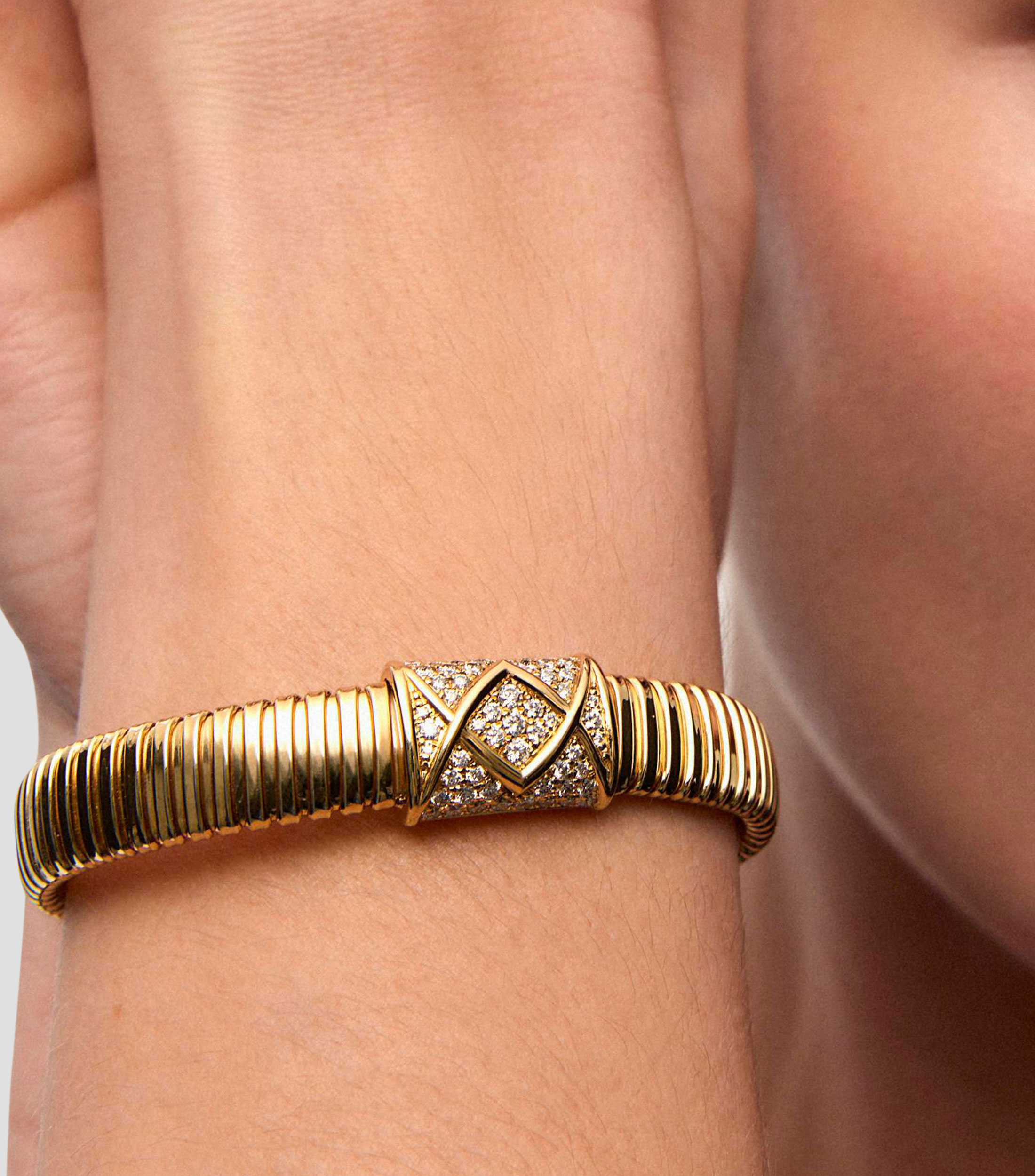 Brazalete tubogas de Oro amarillo de 18 Kilates con 55 diamantes en talla brillante Mujer