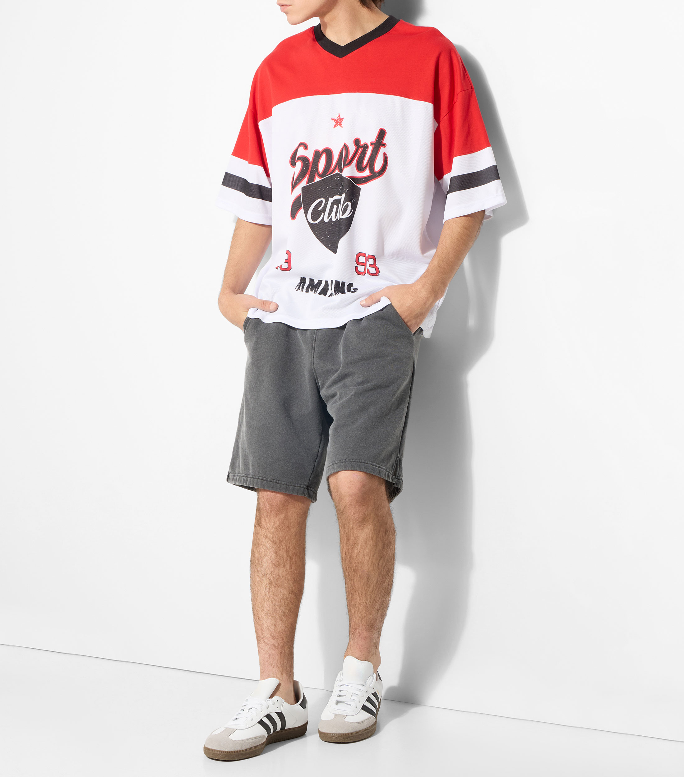 Playera cuello V manga corta estampada Hombre