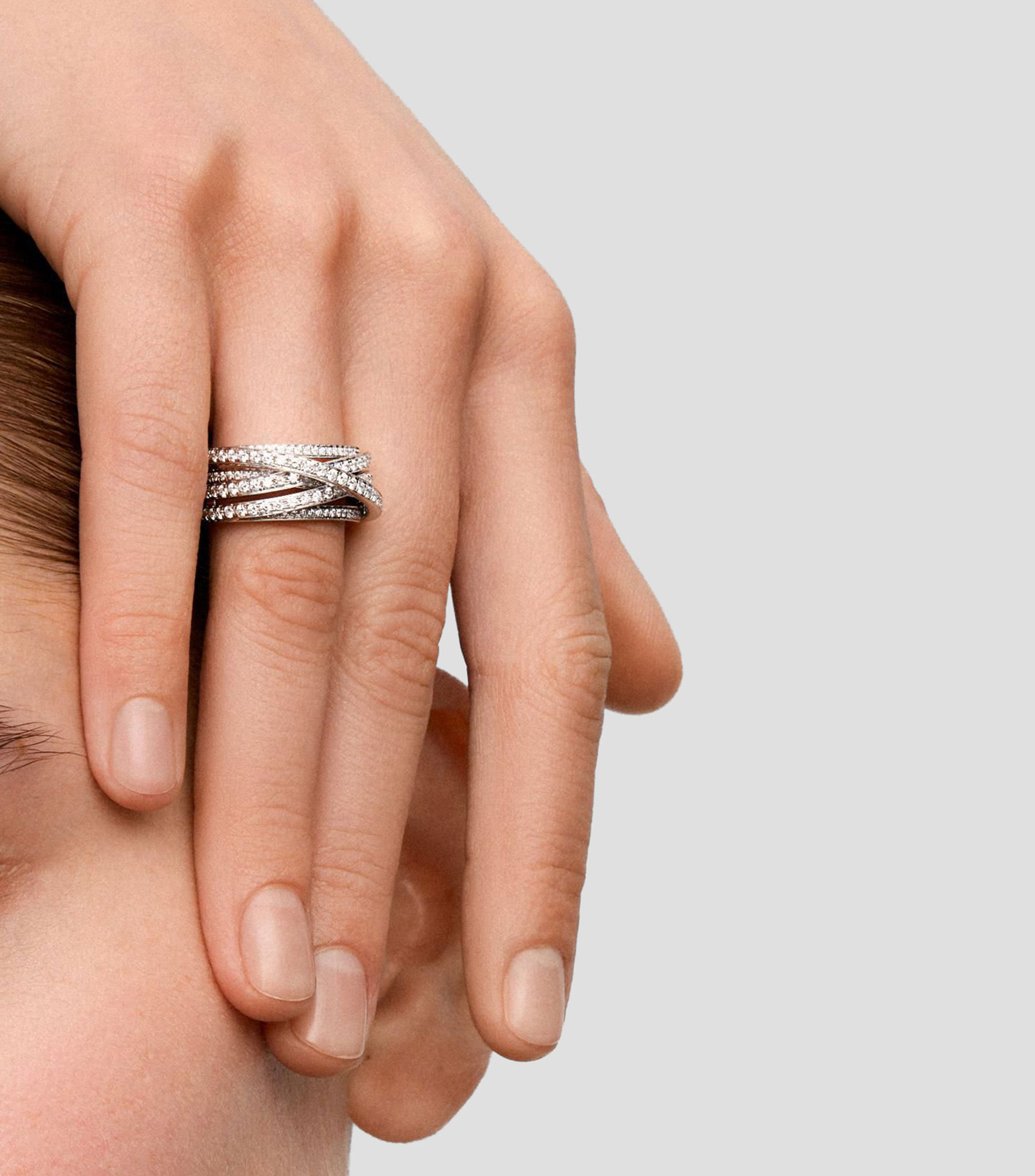 Anillo en Oro blanco de 18 Kilates cruzado con diamantes Mujer