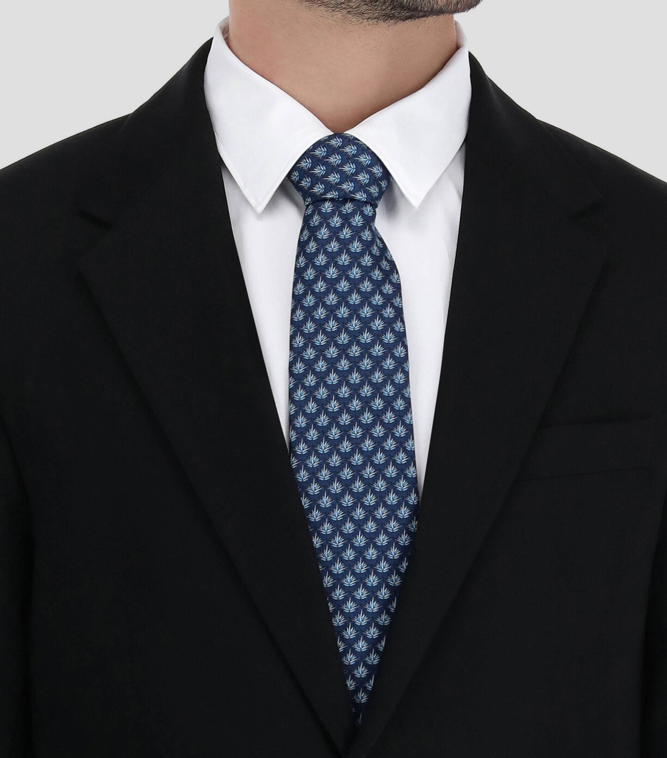 Corbata ancha en seda azul profundo con agaves