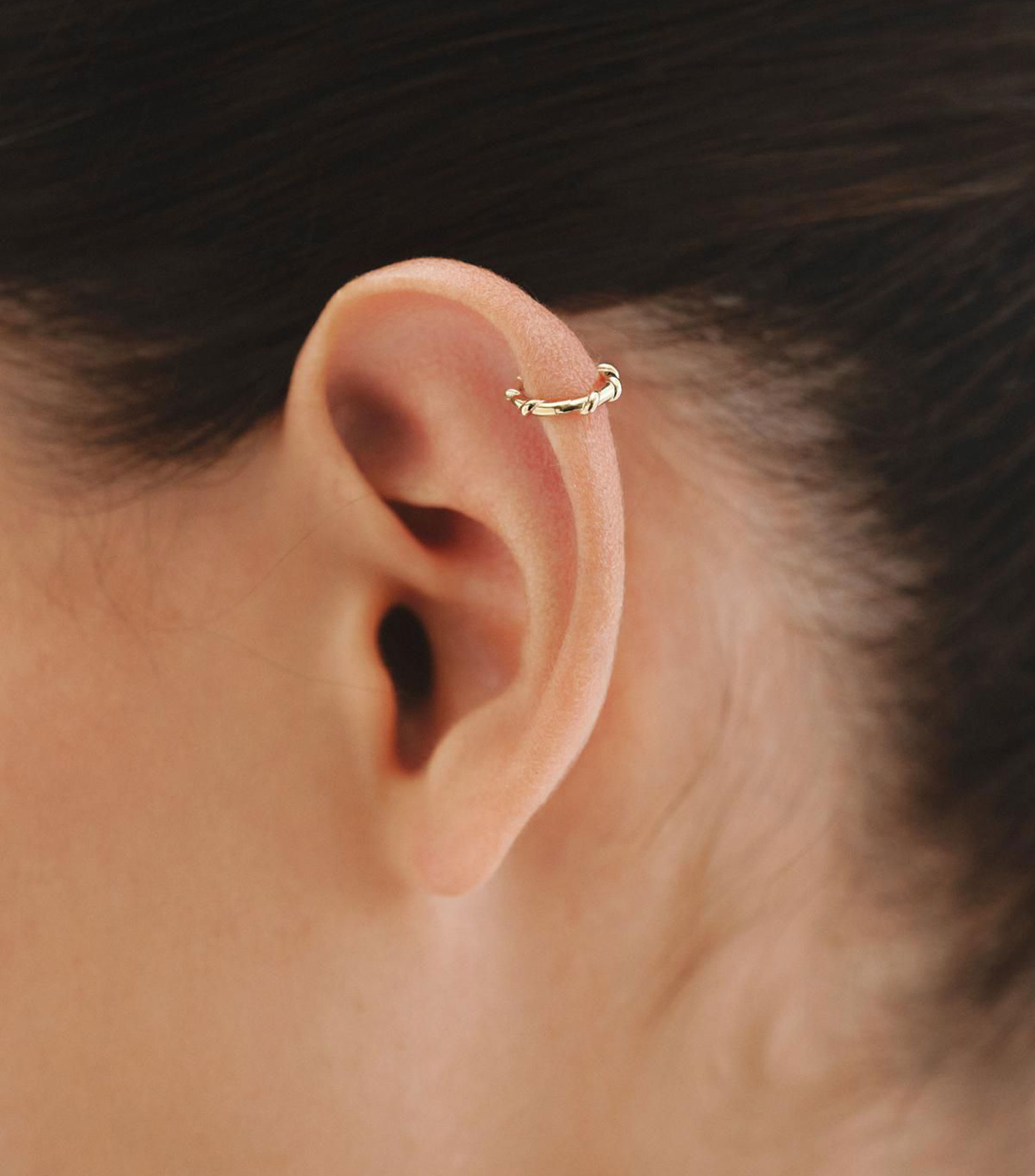 Pendiente individual en oro amarillo de 9 kilates con relieve Yugen Mujer