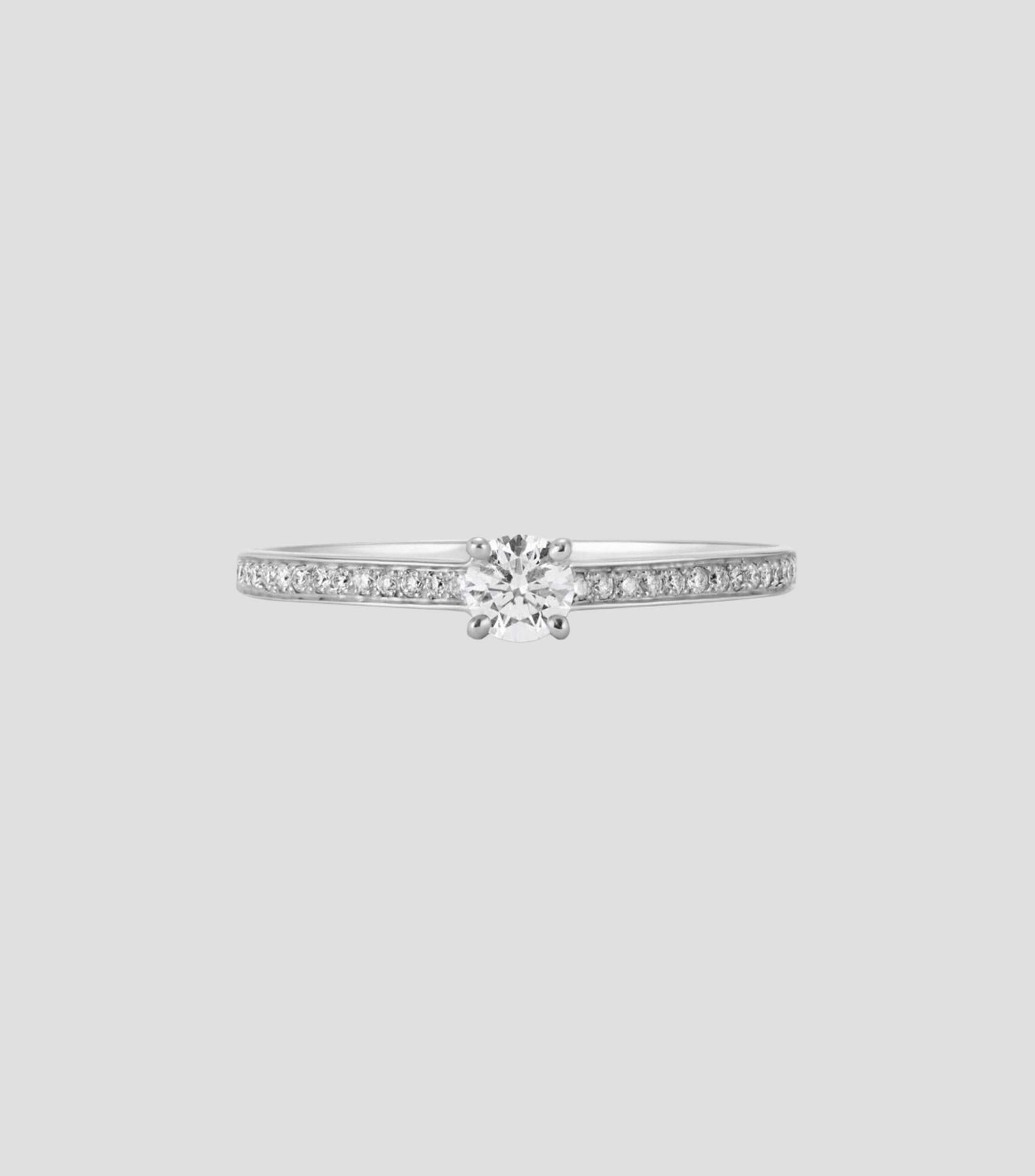 Anillo solitario en Oro blanco de 18 Kilates con diamante Mujer