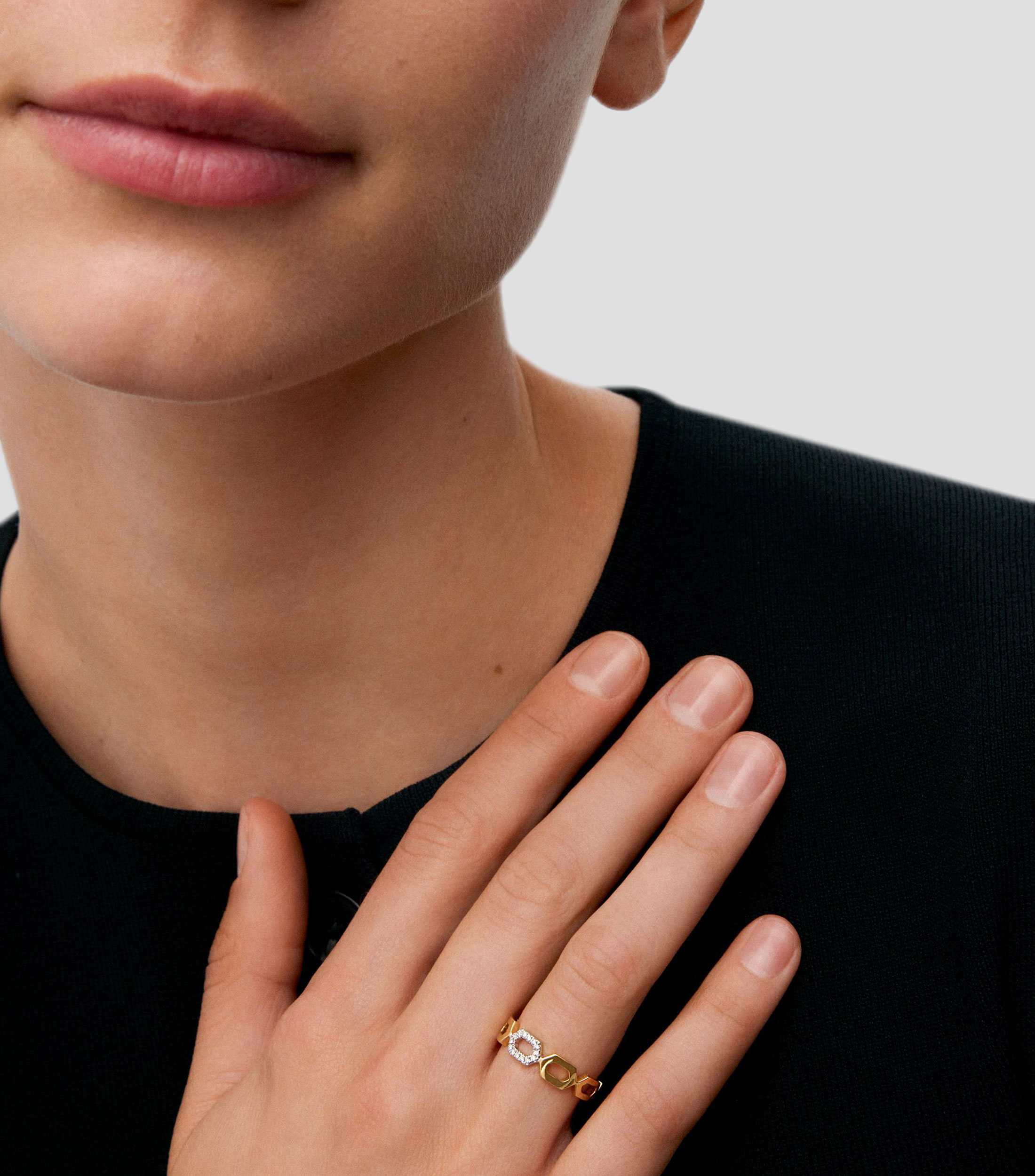 Anillo en Oro amarillo de 18 Kilates con 14 diamantes en talla brillante Mujer