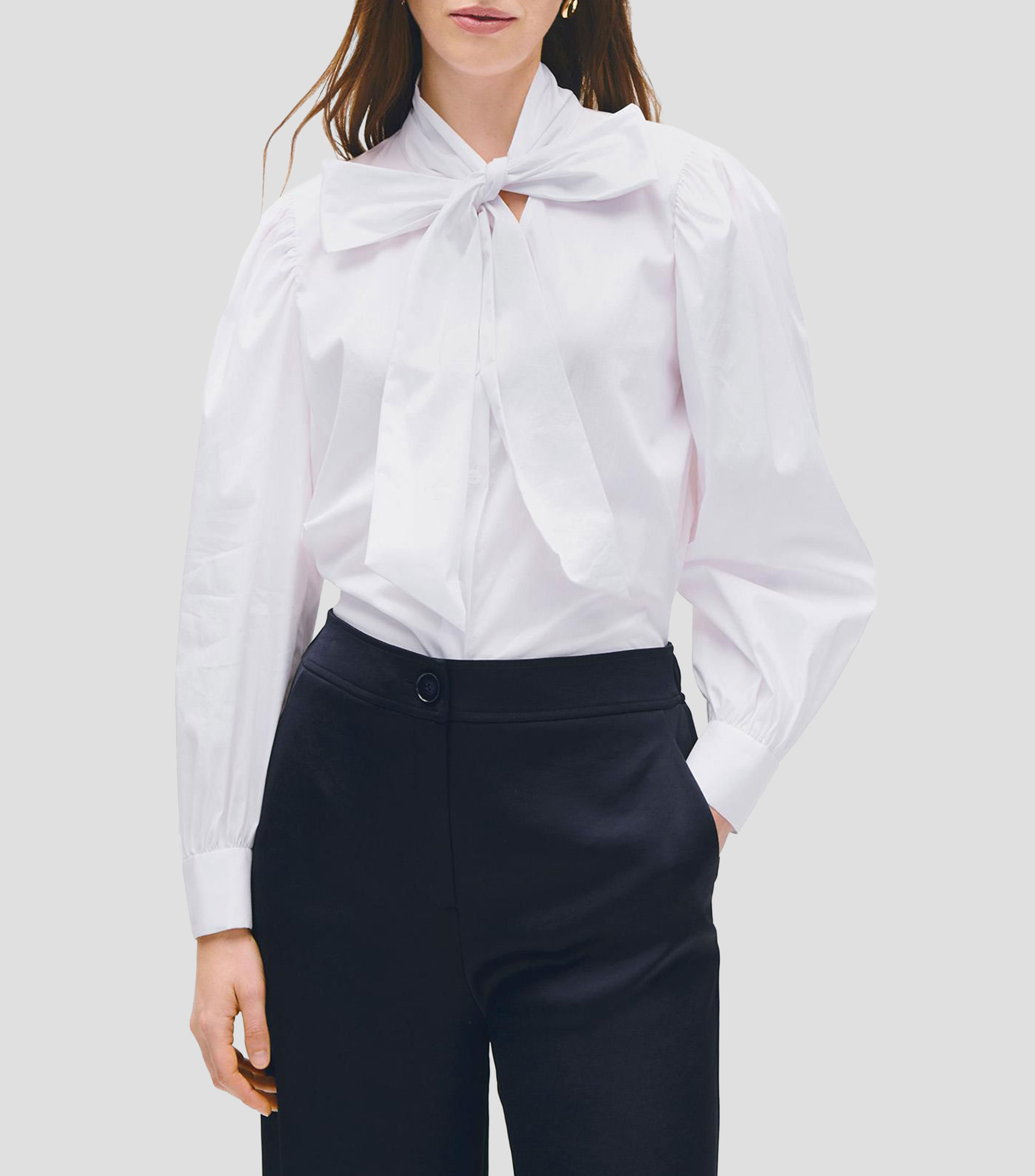 Blusa blanca camisera corbatín y frunces en manga Mujer
