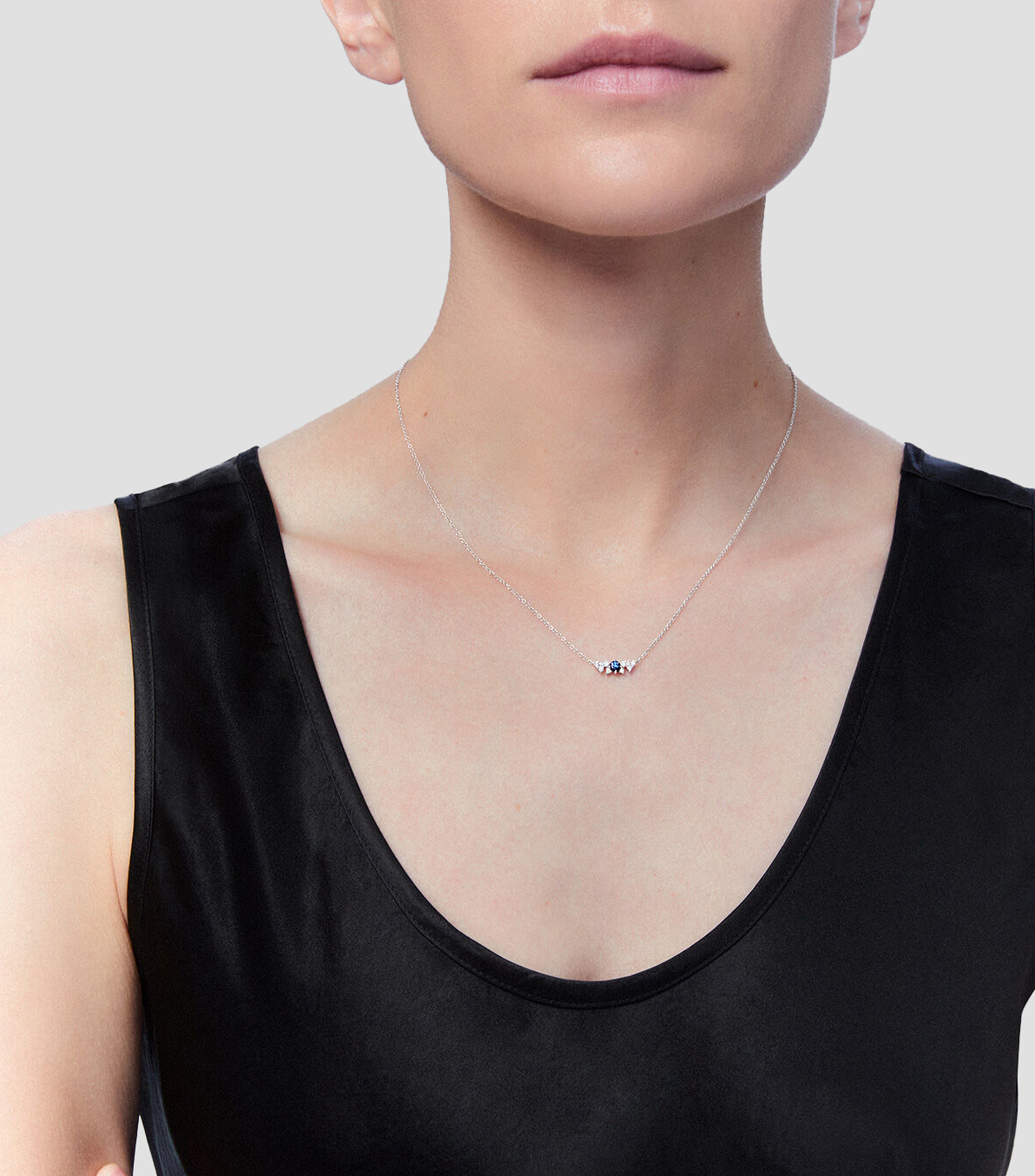 Colgante cadena de oro blanco de 18K con zafiro y diamantes