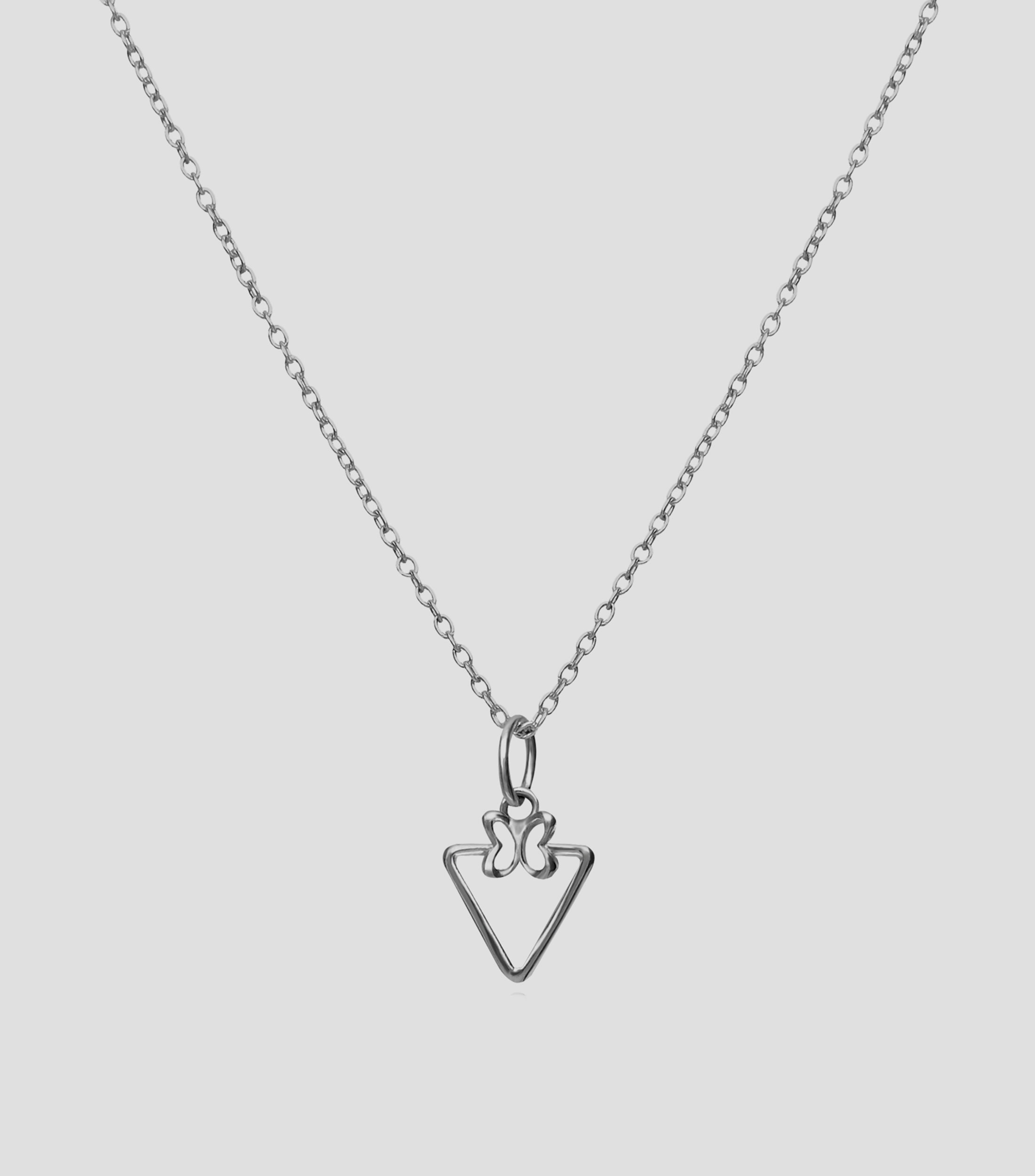 Dije Triangulo con Mariposa en Plata .925 Mujer
