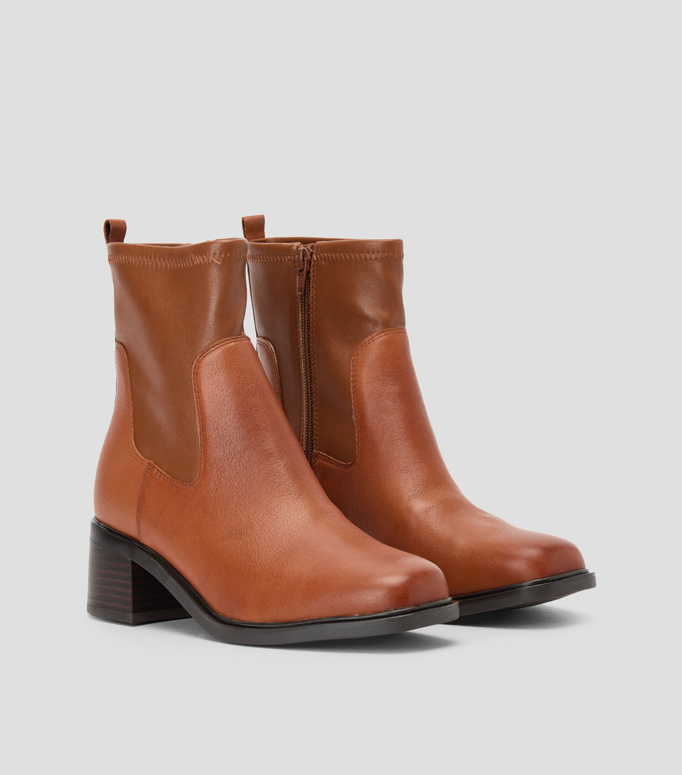 Botines Tywyn de piel con tacón medio de media luna Mujer