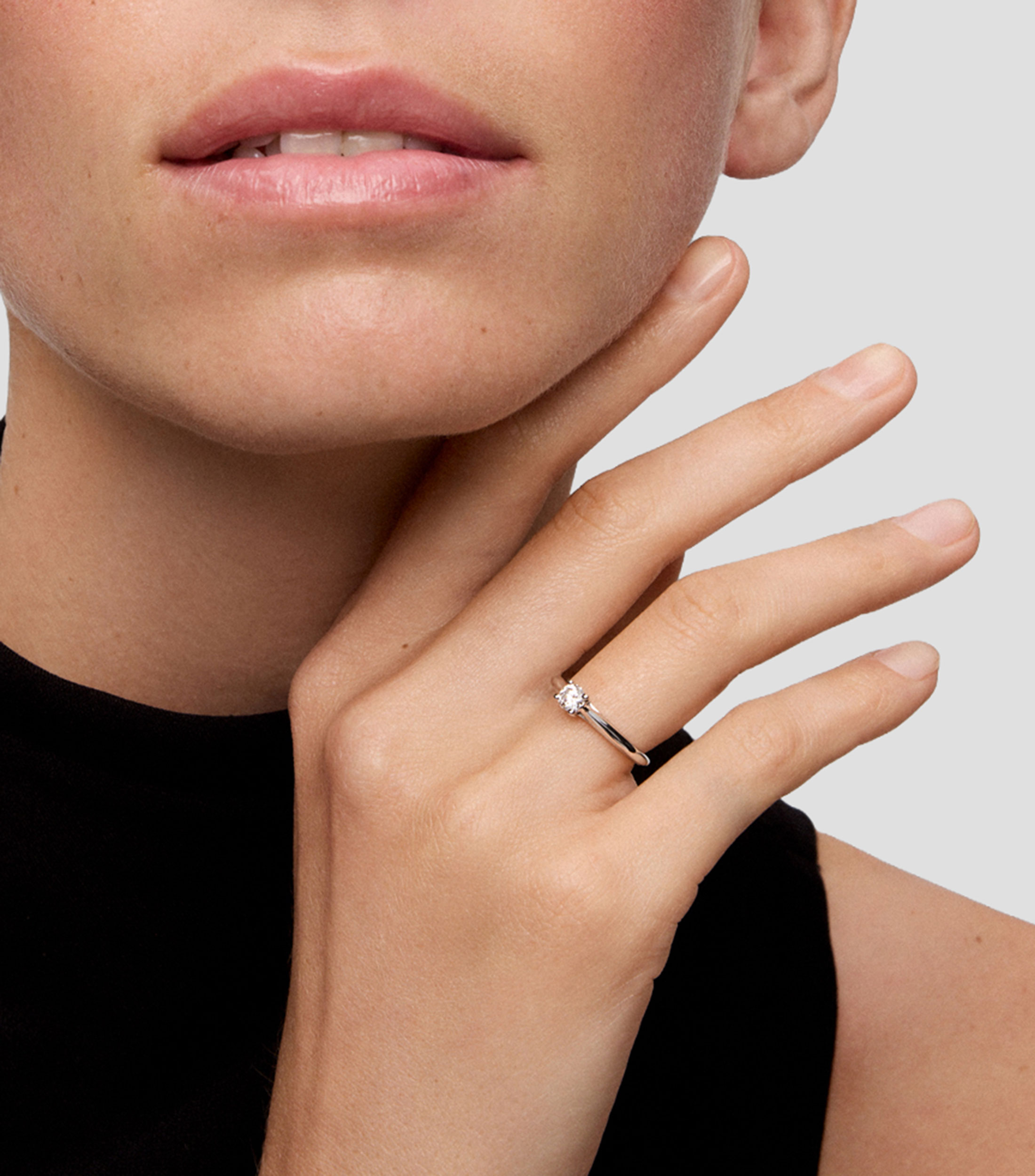 Anillo solitario en oro blanco de 18 kilates con diamante Mujer