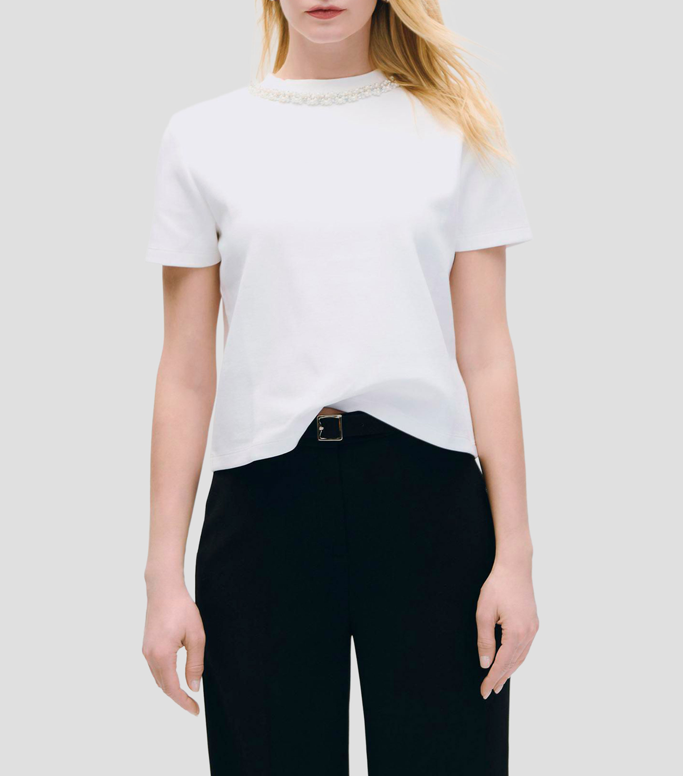 Blusa tipo camiseta de punto aplicación de pedrería en cuello Mujer