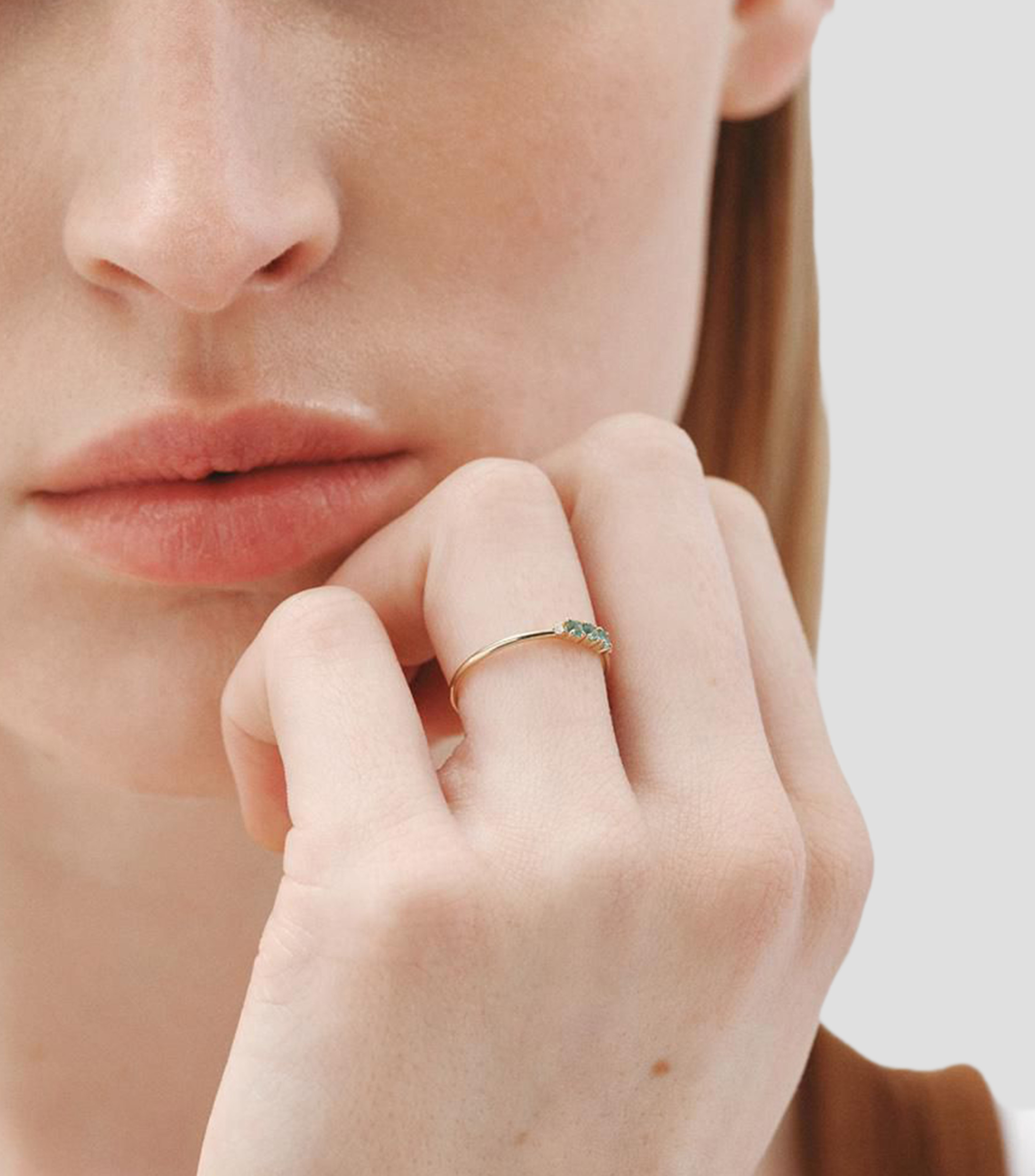 Anillo en Oro amarillo de 9 Kilates con Esmeraldas Mujer
