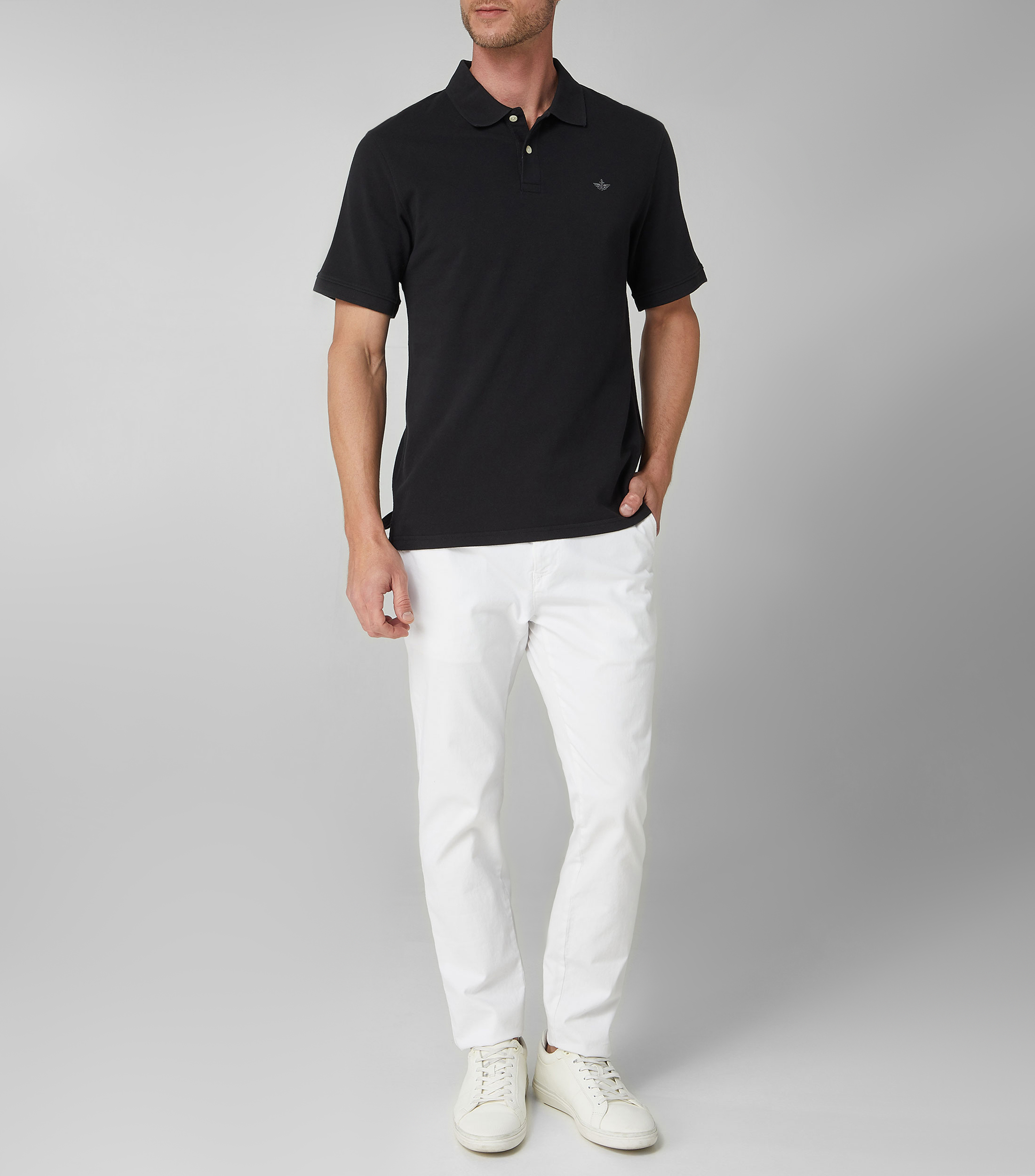 Playera tipo Polo negra con manga corta Hombre