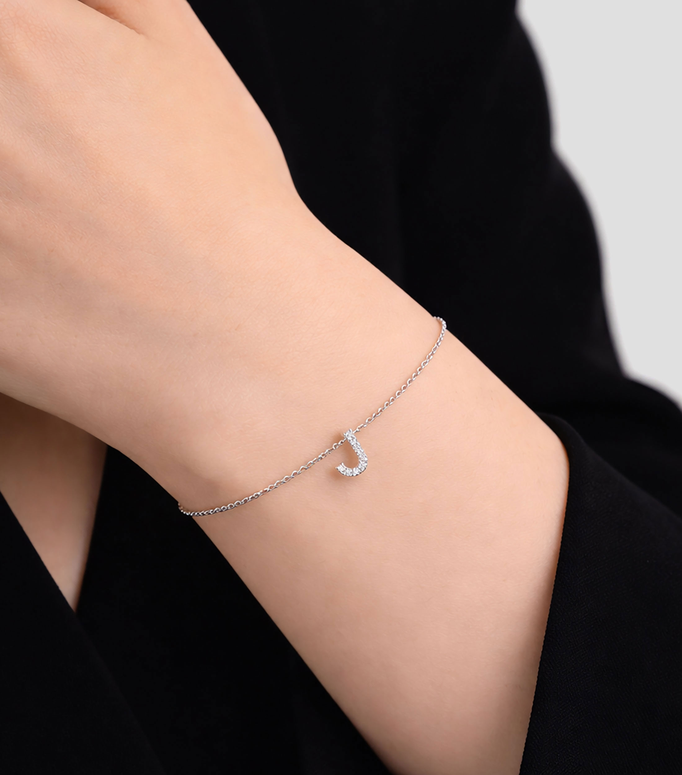 Pulsera en Oro 18 Kilates con Letra J Diamantes Mujer