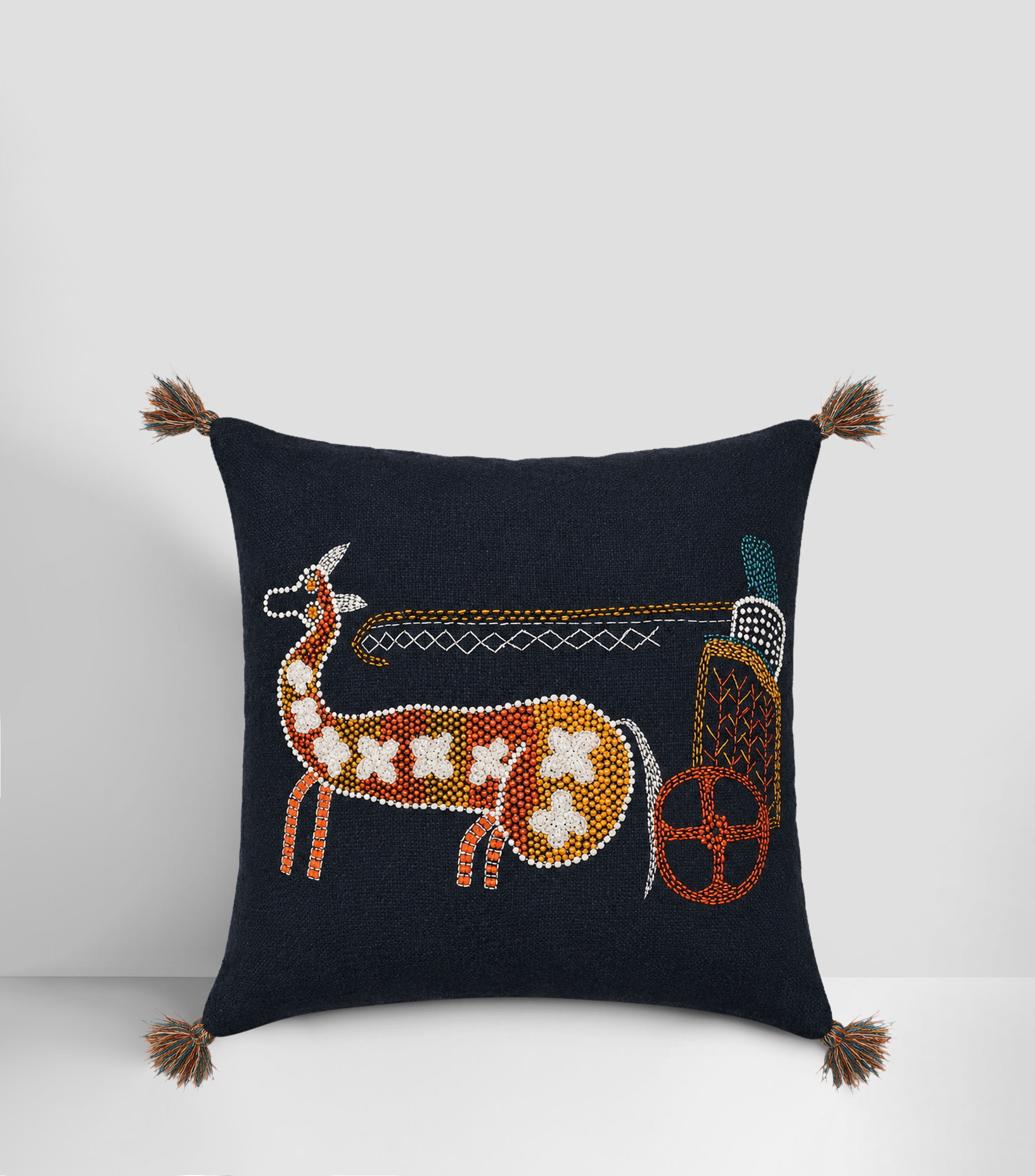 Cojín decorativo ancestral con bordado