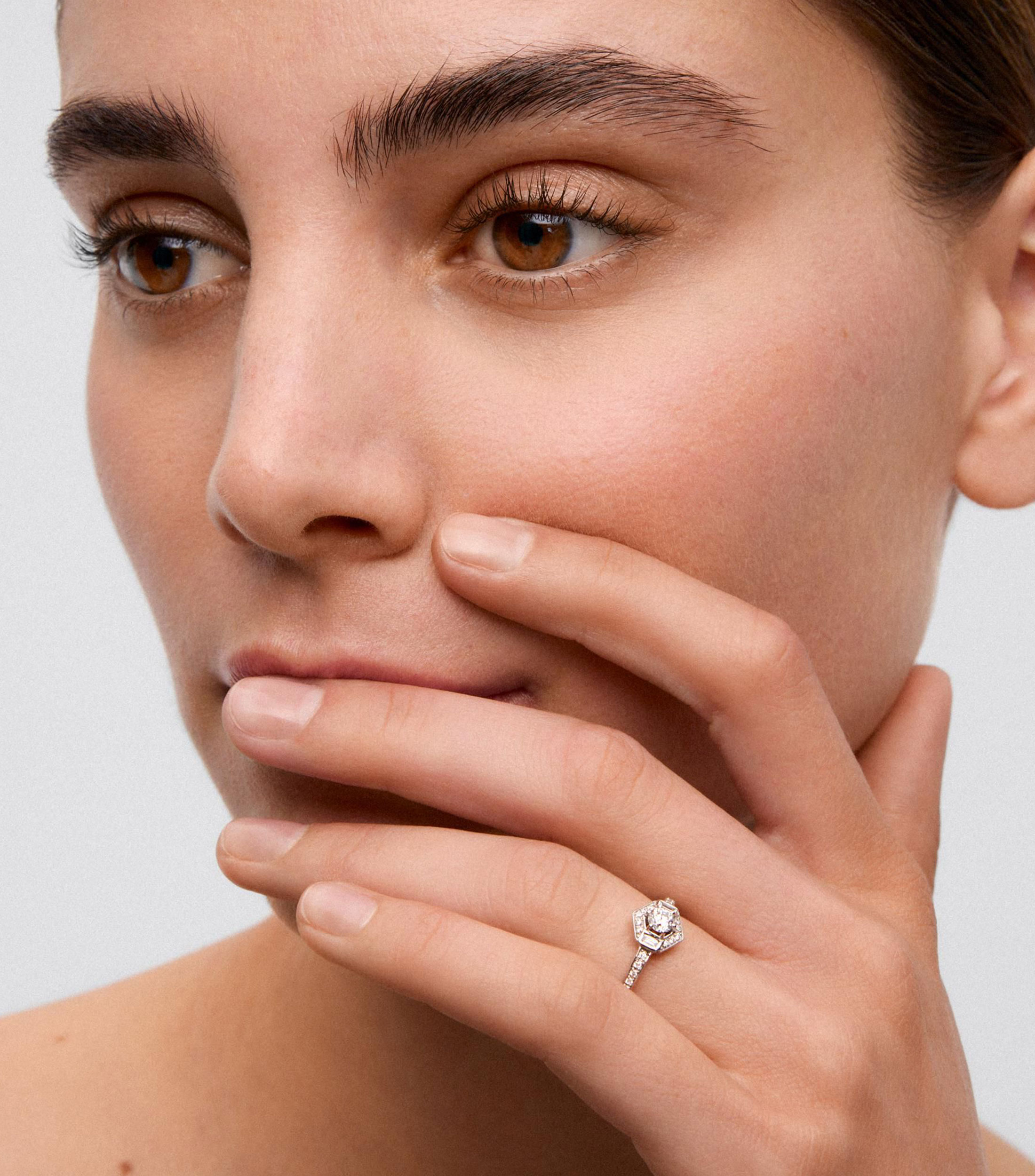 Anillo en oro blanco 18 Kilates con diamantes Mujer