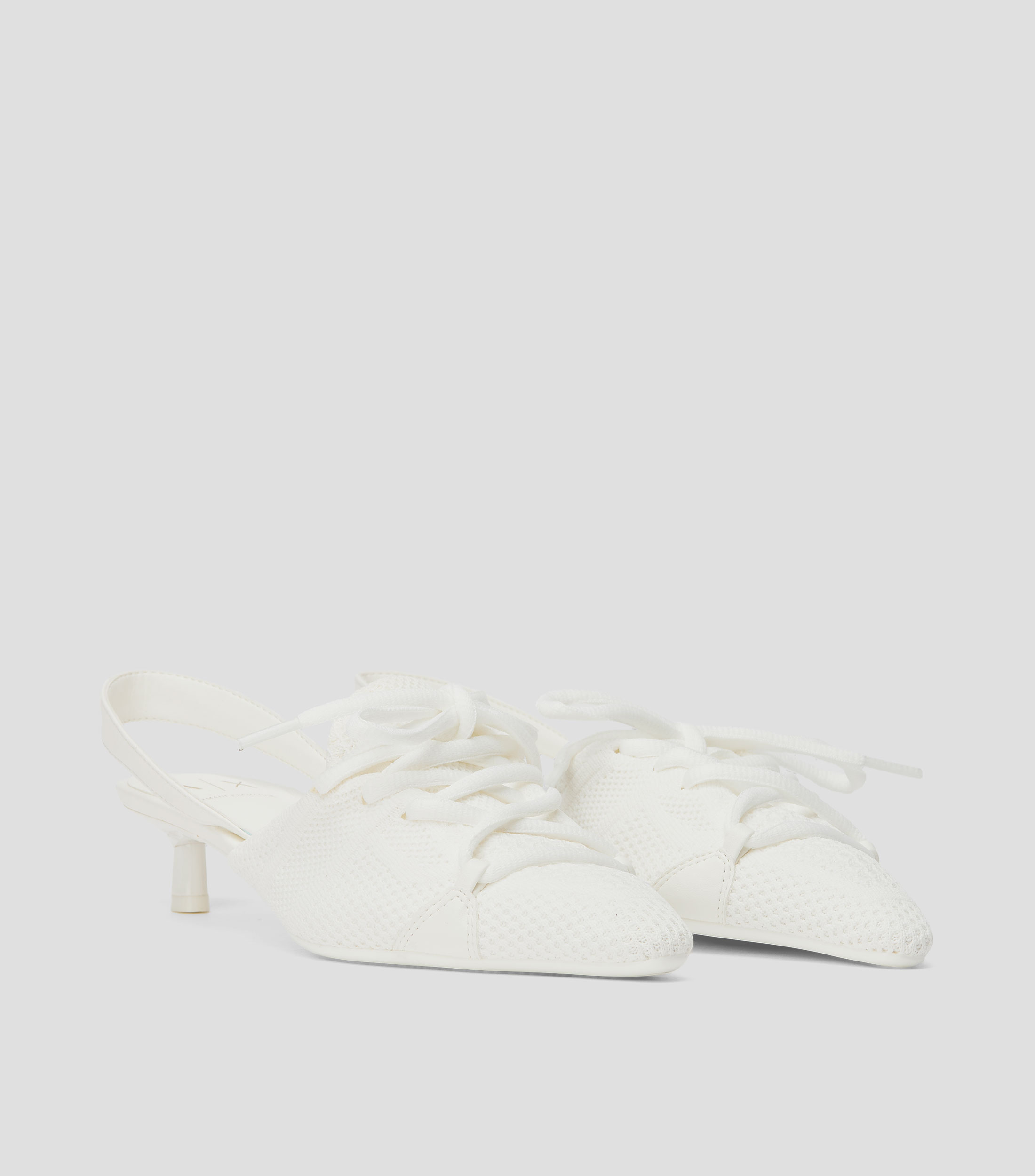 Zapatillas con tacón bajo de aguja Mujer