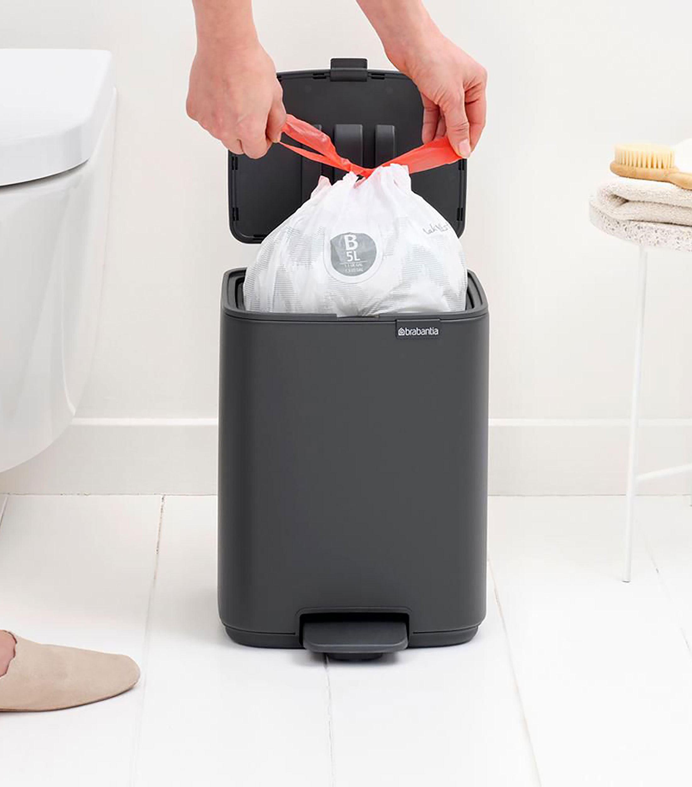 Bote para basura gris Bo Pedal Bin en acero inoxidable, 7 L