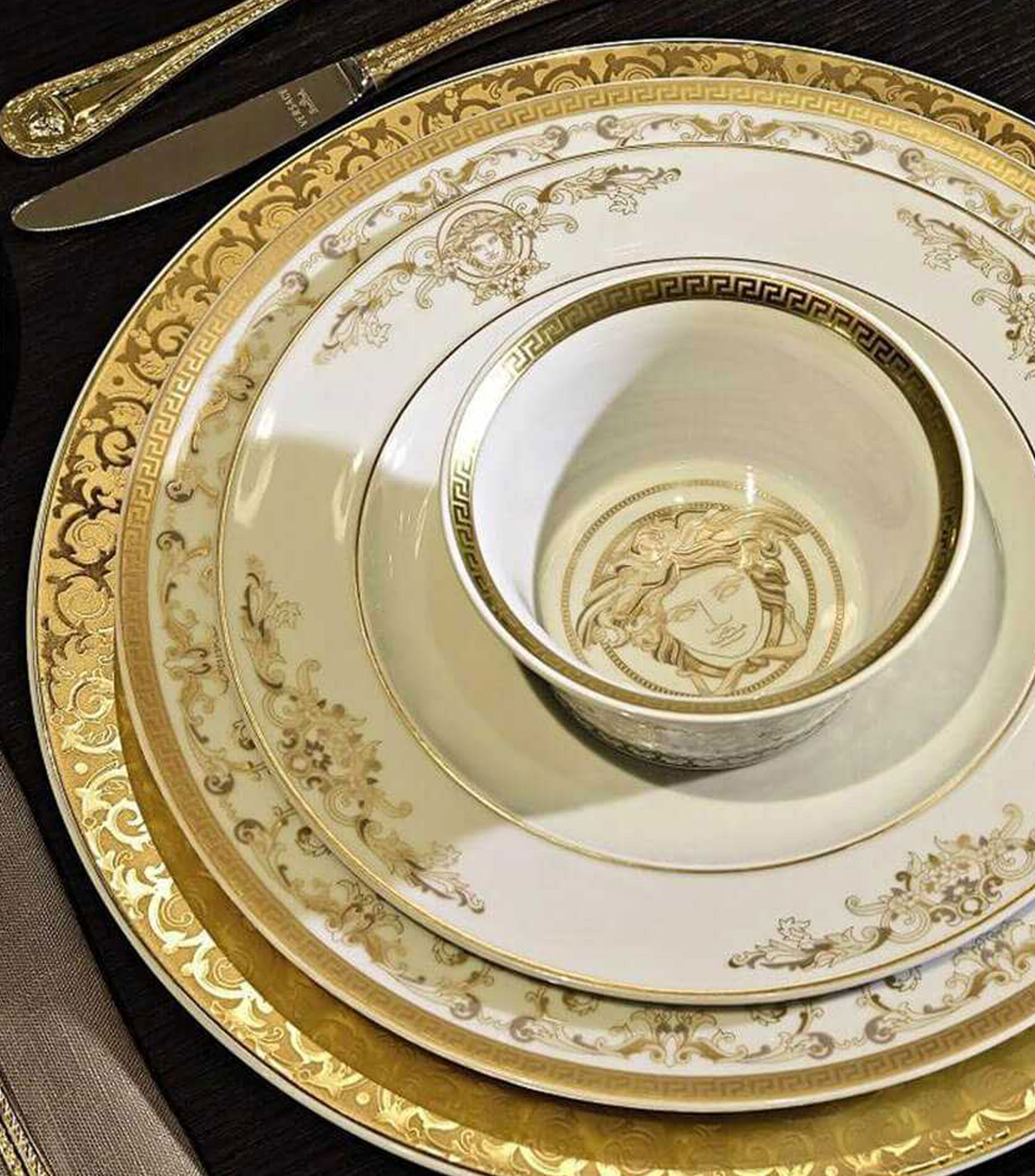 Bajo Plato Medusa Gala