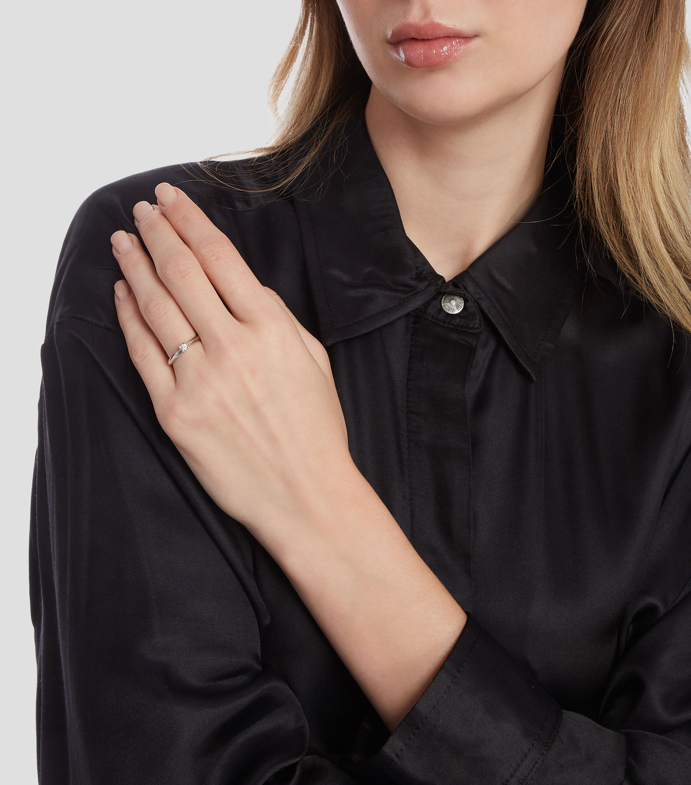 Anillo solitario en oro blanco de 14 kilates con sutil brillante Mujer