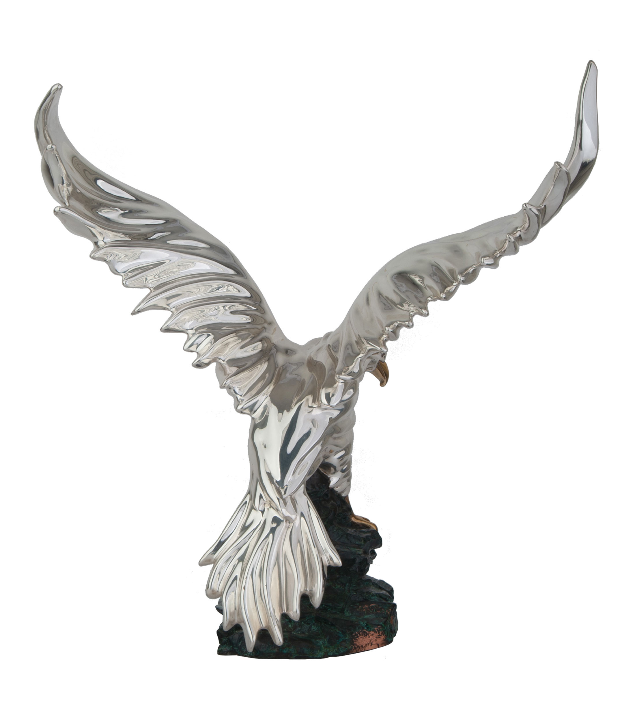 Escultura de águila con alas abiertas, acabado plata con detalles en oro